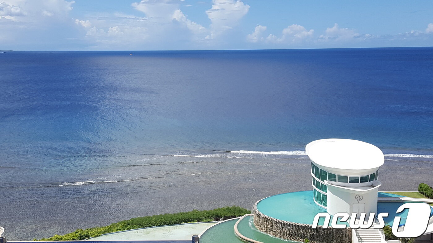본문 이미지 - 쉐라톤 라구나 괌 리조트 객실에서 본 '화이트 애로우 채플'. ⓒ News1 문창석 기자