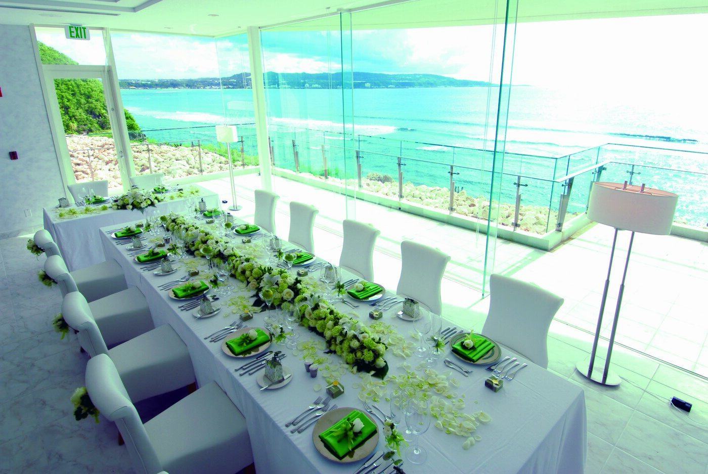 본문 이미지 - 쉐라톤 라구나 괌 리조트의 '화이트 애로우 채플' 내부 피로연장. (PHR코리아 제공)