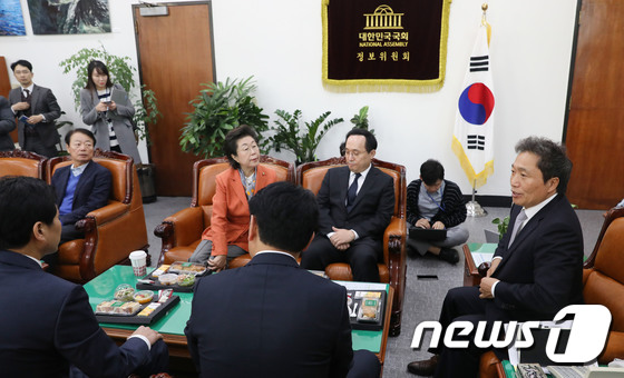 북한 미사일 관련 업무보고 받는 정보위 소속 의원들