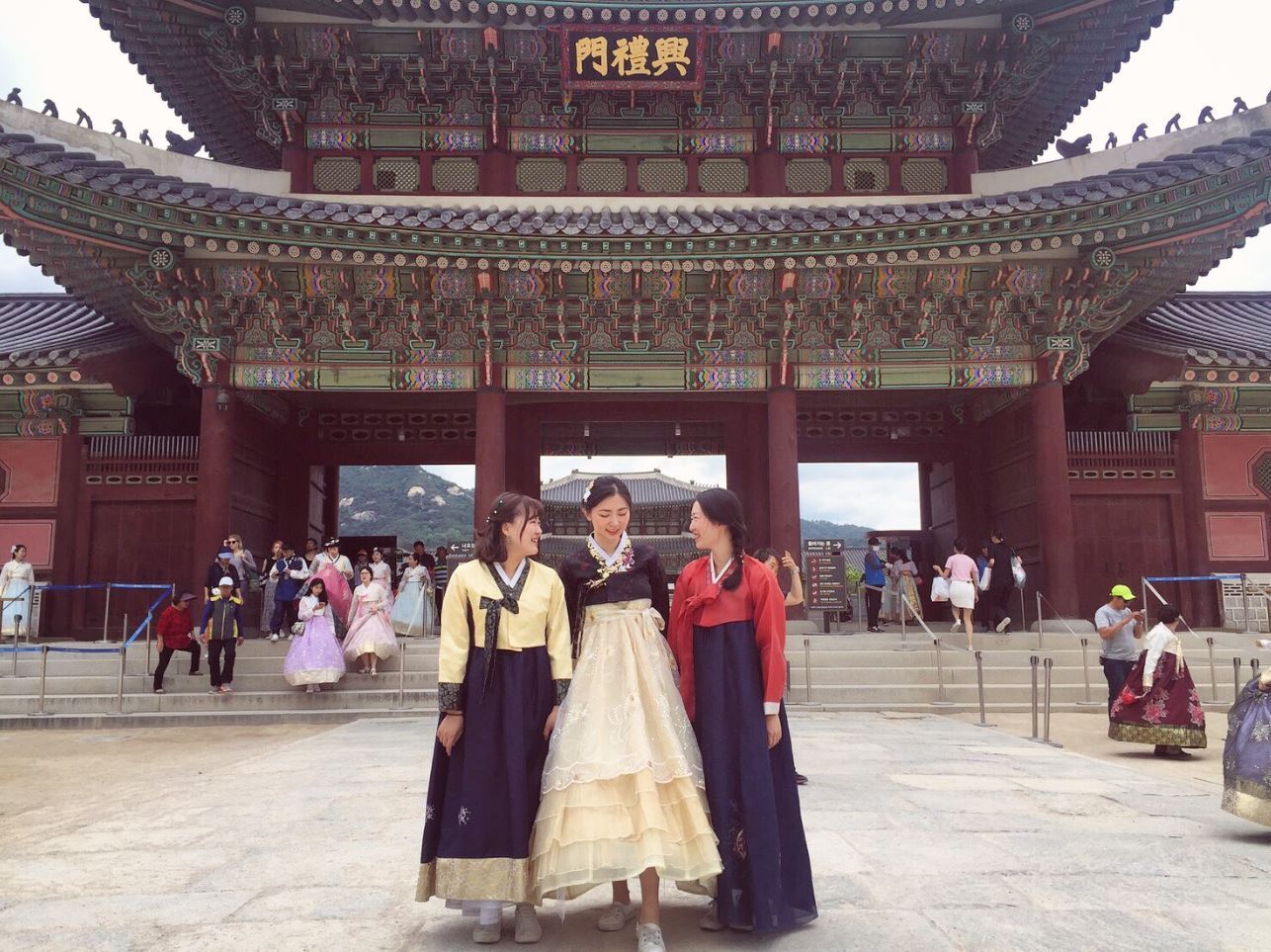 본문 이미지 - 경복궁 한복 체험을 즐기는 여행객들