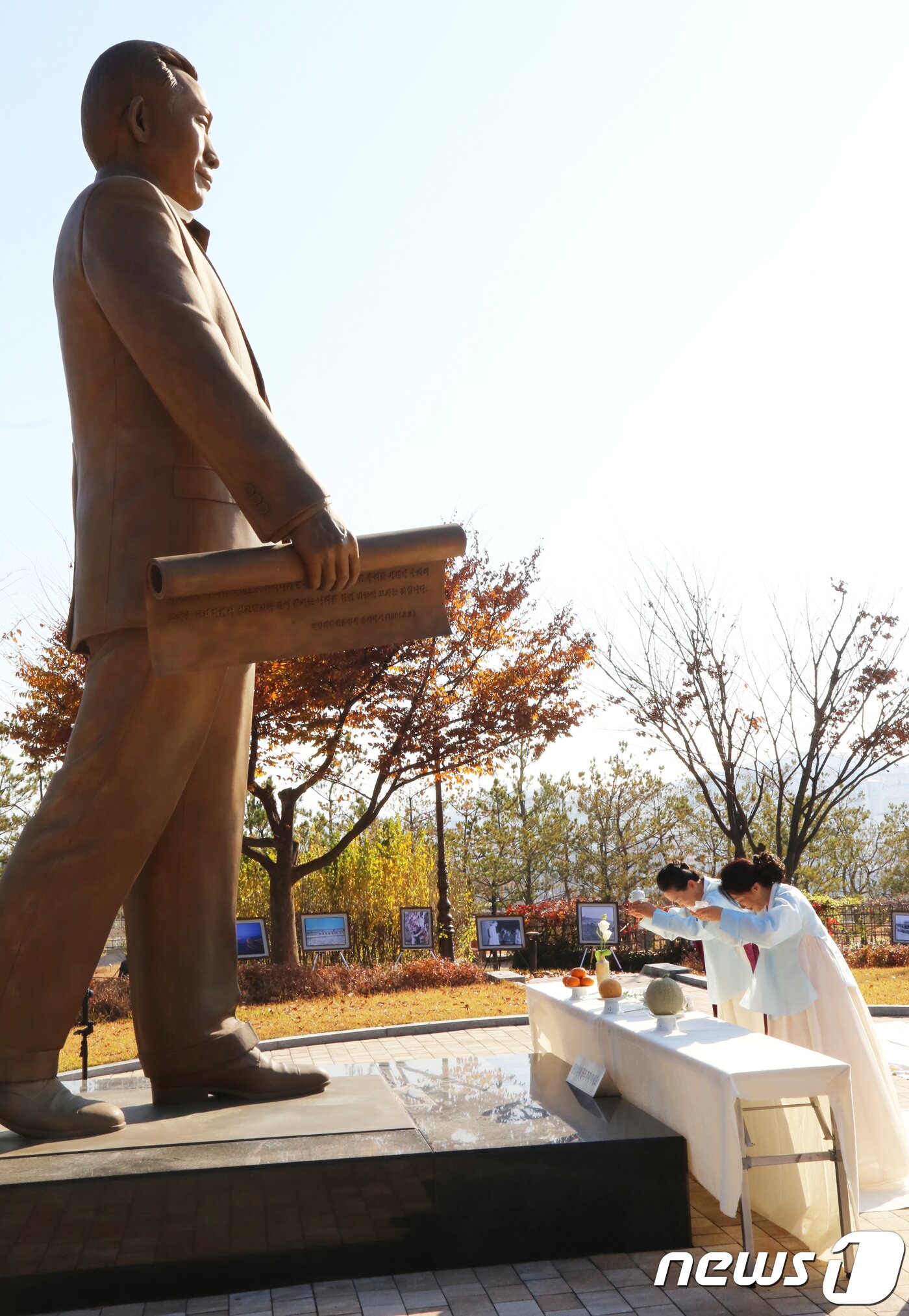 본문 이미지 - 14일 경북 구미시 박정희 대통령 생가 에서 열린 '박정희 대통령 탄생 101돌 기념식'에 앞서 구미차인연합회 회원들이 박정희 동상앞에서 헌다의례를 올리고 있다.2018.11.14/뉴스1 ⓒ News1 정우용 기자