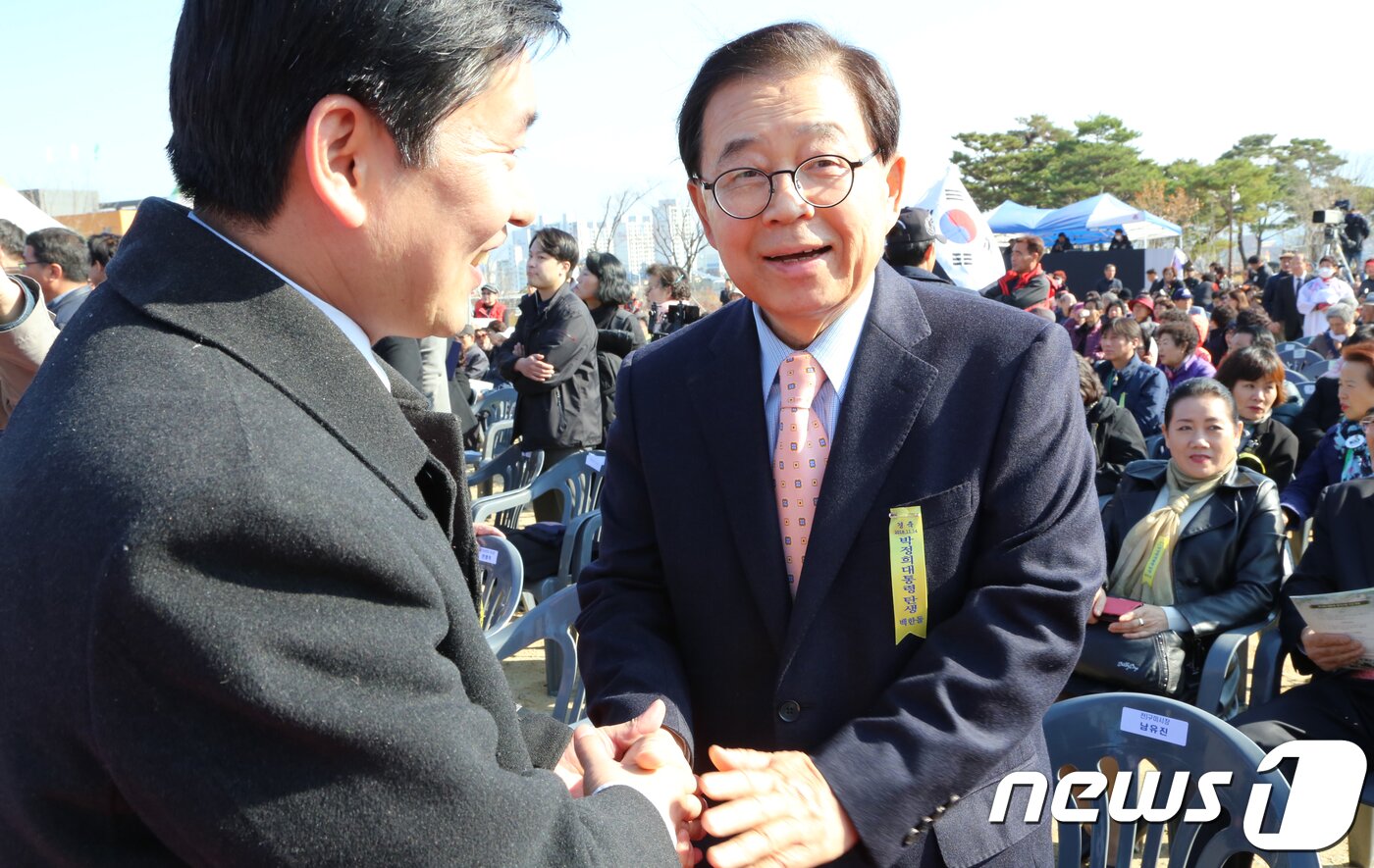 본문 이미지 - 14일 경북 구미시 故박정희 대통령 생가 일원에서 열린 '박정희 대통령 탄생 101돌기념식'에서 남유진 전 구미시장이 참석자들과 인사를 나누고 있다.2018.11.14/뉴스1 ⓒ News1 정우용 기자