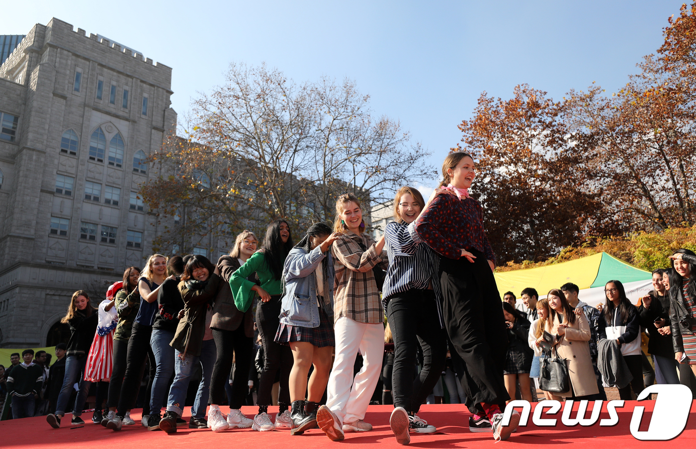 (서울=뉴스1) 오대일 기자 = 14일 서울 성북구 고려대학교 민주광장에서 열린 2018 외국인학생 축제(ISF) 전통의상 패션쇼에서 핀란드 학생들이 멋진 무대를 선보이고 있다.이 …