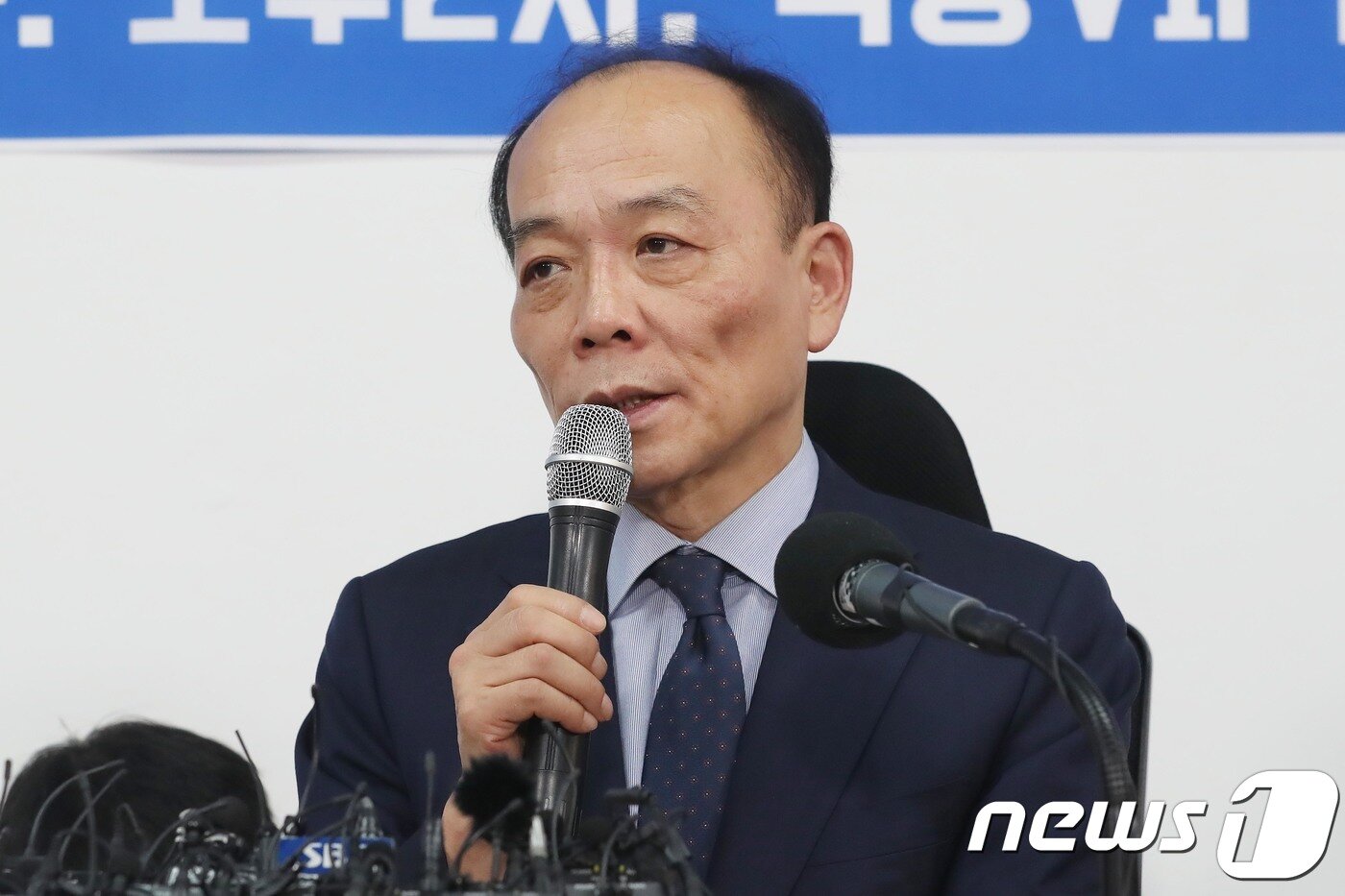 본문 이미지 - 전원책 전 자유한국당 조직강화특별위원이 14일 오후 서울 영등포구 국회대로 극동 VIP빌딩에서 기자회견을 갖고 발언을 하고 있다. 2018.11.14/뉴스1 ⓒ News1 임세영 기자