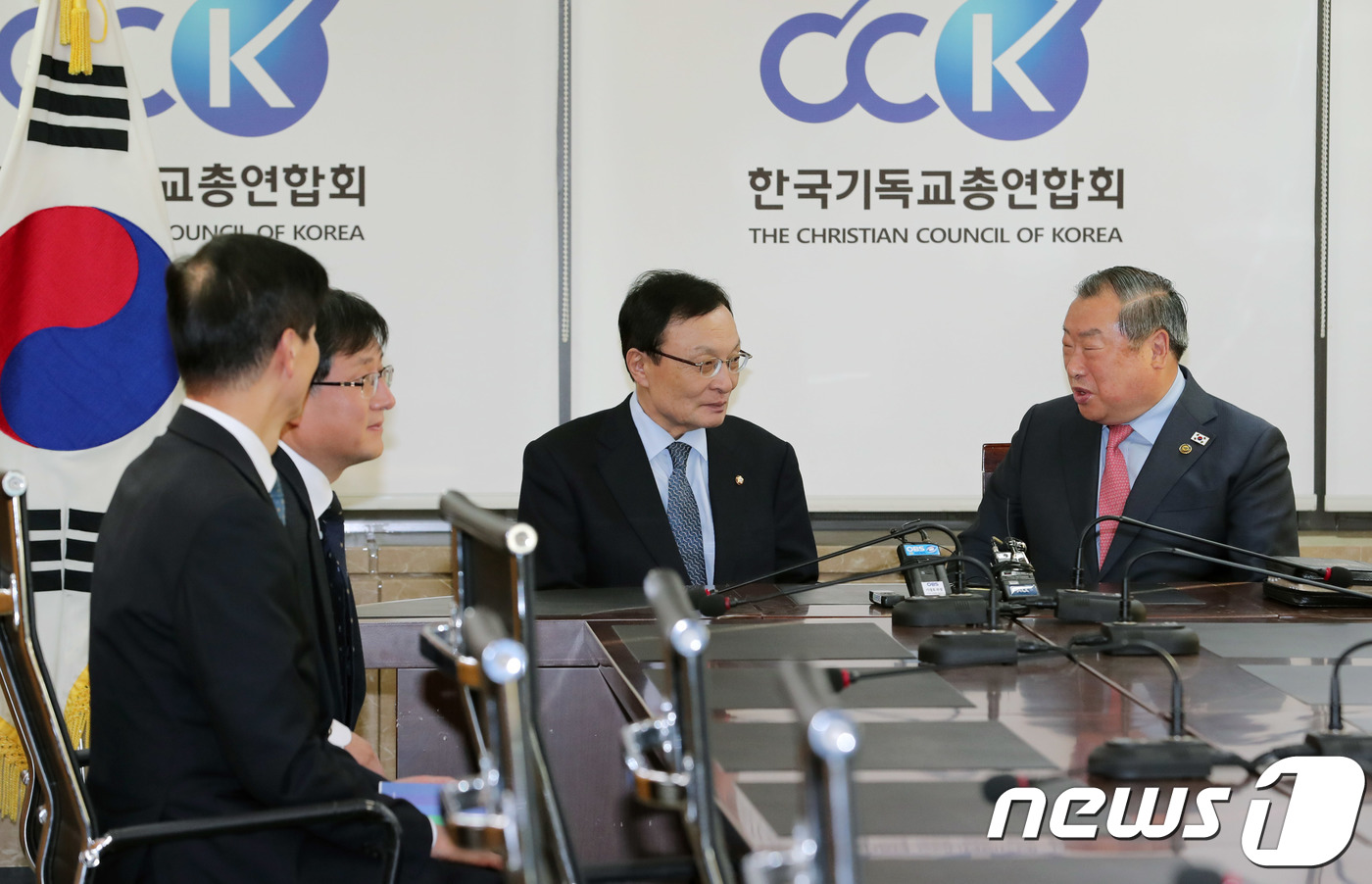 (서울=뉴스1) 이재명 기자 = 이해찬 더불어민주당 대표가 14일 오후 서울 종로구 한국기독교연합회관에서 엄기호 한국기독교총연합회 대표회장과 환담을 하고 있다. 2018.11.14 …