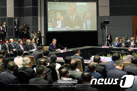 문재인 대통령이 싱가포르 선텍(SUNTEC) 컨벤션센터에서 열린 제20차 한·아세안 정상회의에서 기조 연설을 하고 있다. (청와대 페이스북) 2018.11.14/뉴스1