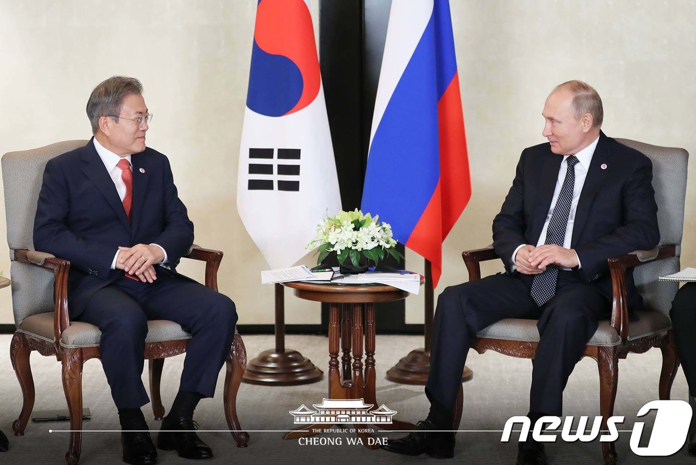 (서울=뉴스1) = 아세안 정상회의에 참석 중인 문재인 대통령이 14일 오후 싱가포르 샹그릴라 호텔에서 블라디미르 푸틴 러시아 대통령과 정상회담을 하고 있다.(청와대 페이스북)20 …