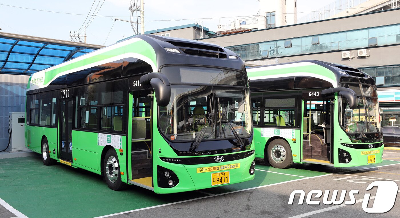 본문 이미지 - 2018년 11월15일 오전 서울 성북구 도원교통 정릉차고지에 서울시 최초 전기시내버스가 주차돼 있다. 2018.11.15/뉴스1 ⓒ News1 이재명 기자
