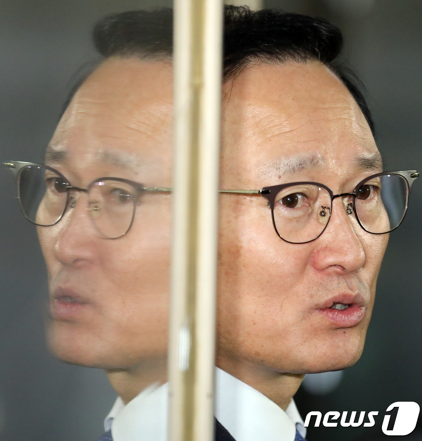 (서울=뉴스1) 김명섭 기자 = 홍영표 더불어민주당 원내대표가 15일 서울 여의도 국회에서 김성태 자유한국당 원내대표, 김관영 바른미래당 원내대표와 비공개 회동을 마친 후 취재진 …