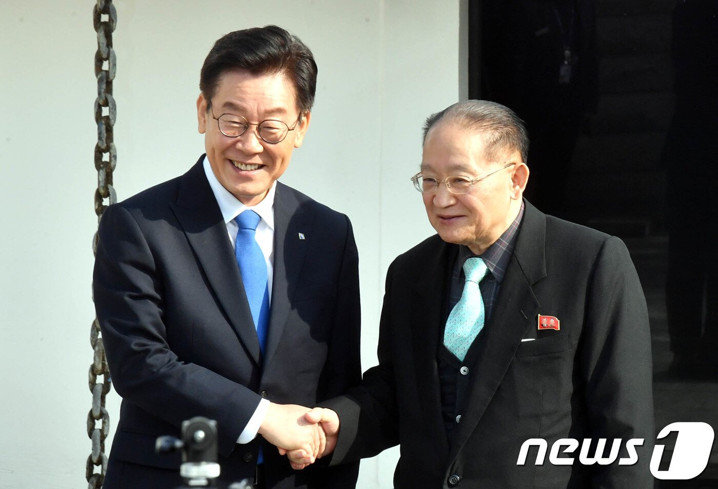 본문 이미지 - 북한 리종혁 조선아시아태평양위원회(아태위) 부위원장 겸 조국통일연구원 원장과 이재명 경기도지사가 지난 15일 오후 경기도 수원시 굿모닝하우스에서 오찬을 하기 위해 들어가며 악수를 하고 있다. 2018.11.15/뉴스1 ⓒ News1 오장환 기자