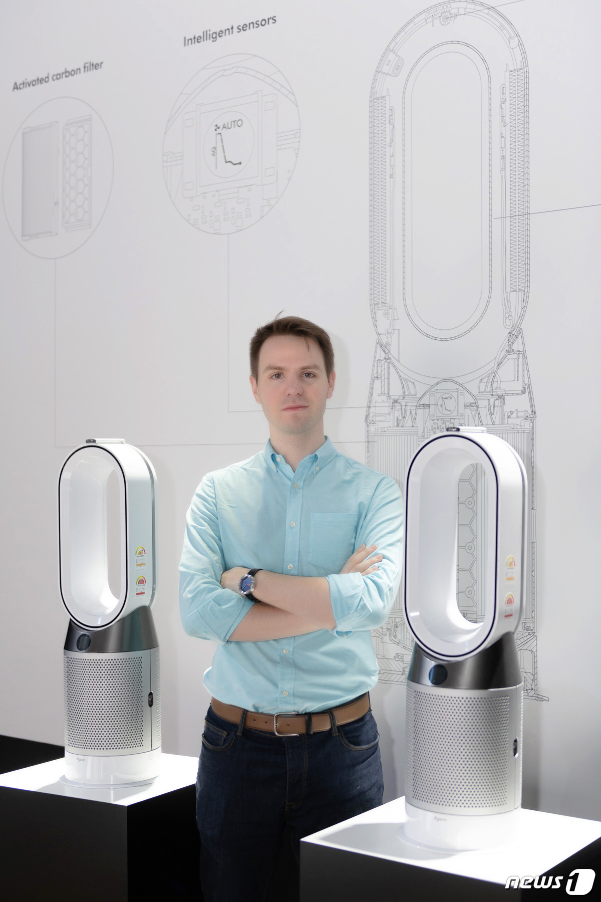 (서울=뉴스1) 전민기 기자 = 15일 오전 서울 강남구 청담 CGV 씨네시티에서 열린 다이슨의 퓨어 핫앤쿨™ 발표회에서 다이슨 환경 제어 기술 분야 카테고리 인텔리전스 엔지니어인 …