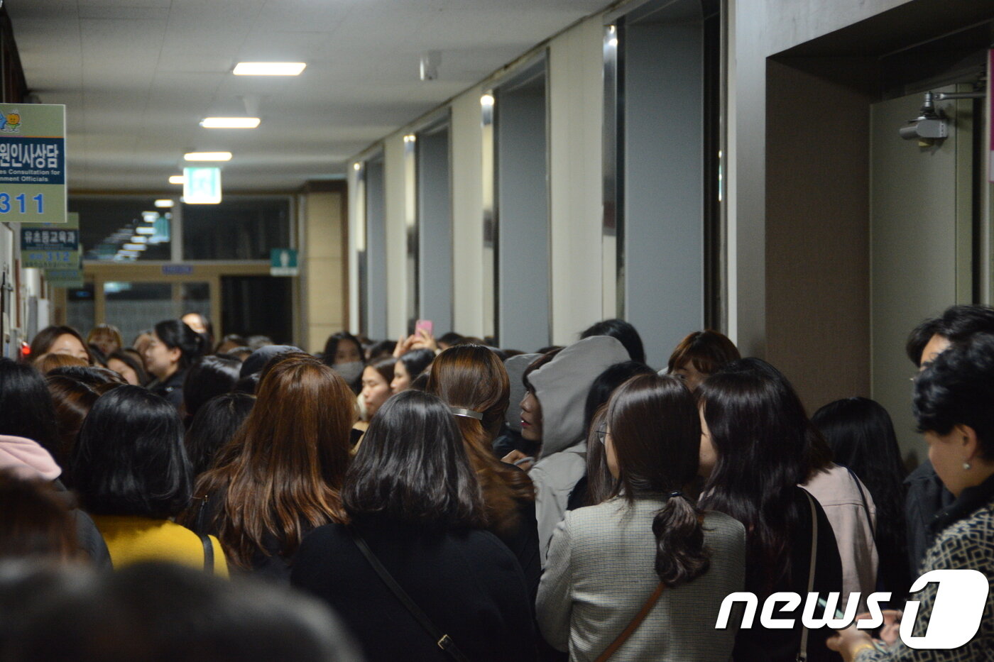 본문 이미지 - 15일 충북도교육청이 온라인 유치원 관리시스템 '처음학교로' 미참여 사립유치원에 대해 교원 기본급 보조 50% 삭감 등의 불이익을 주기로 하면서 교사들이 몰려와 항의하고 있다.2018.11.15/뉴스1ⓒ News1 엄기찬 기자