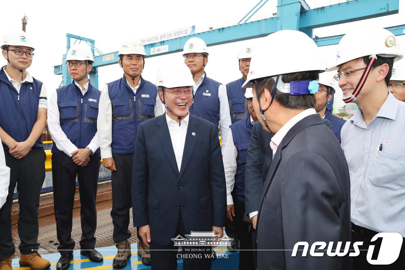 (서울=뉴스1) = 문재인 대통령이 15일 오후(현지시간) 싱가포르에서 우리 기업이 참여하고 있는 지하철 공사현장을 방문해 관계자들을 격려 하고 있다. (청와대 페이스북) 2018 …
