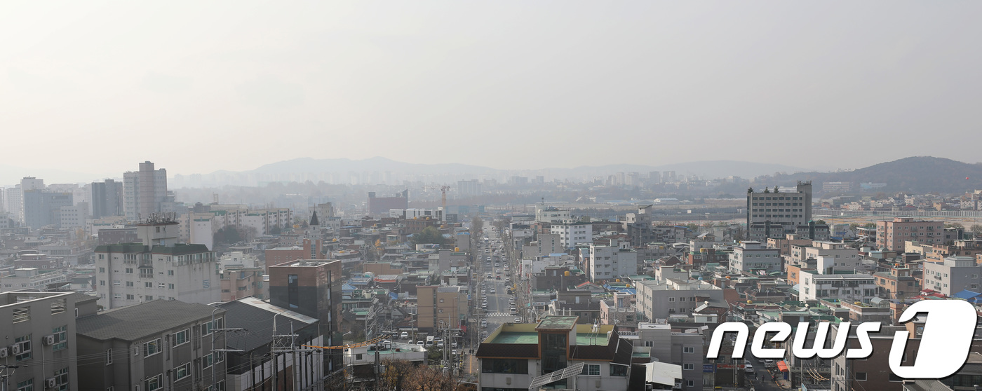 (수원=뉴스1) 오장환 기자 = 중국발 오염물질이 유입되면서 전국적으로 미세먼지가 기승을 부린 16일 오후 경기도 수원시 일대가 미세먼지로 인해 뿌옇게 보이고 있다. 2018.11 …