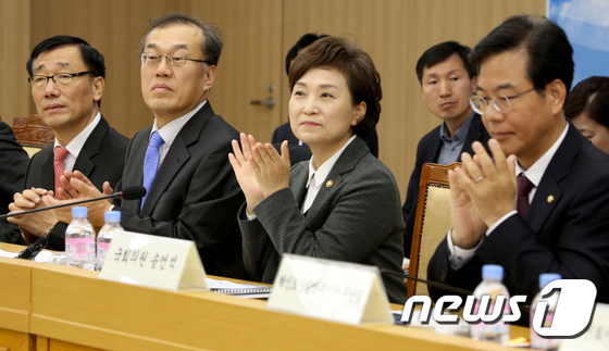 박수치는 김현미 국토부장관
