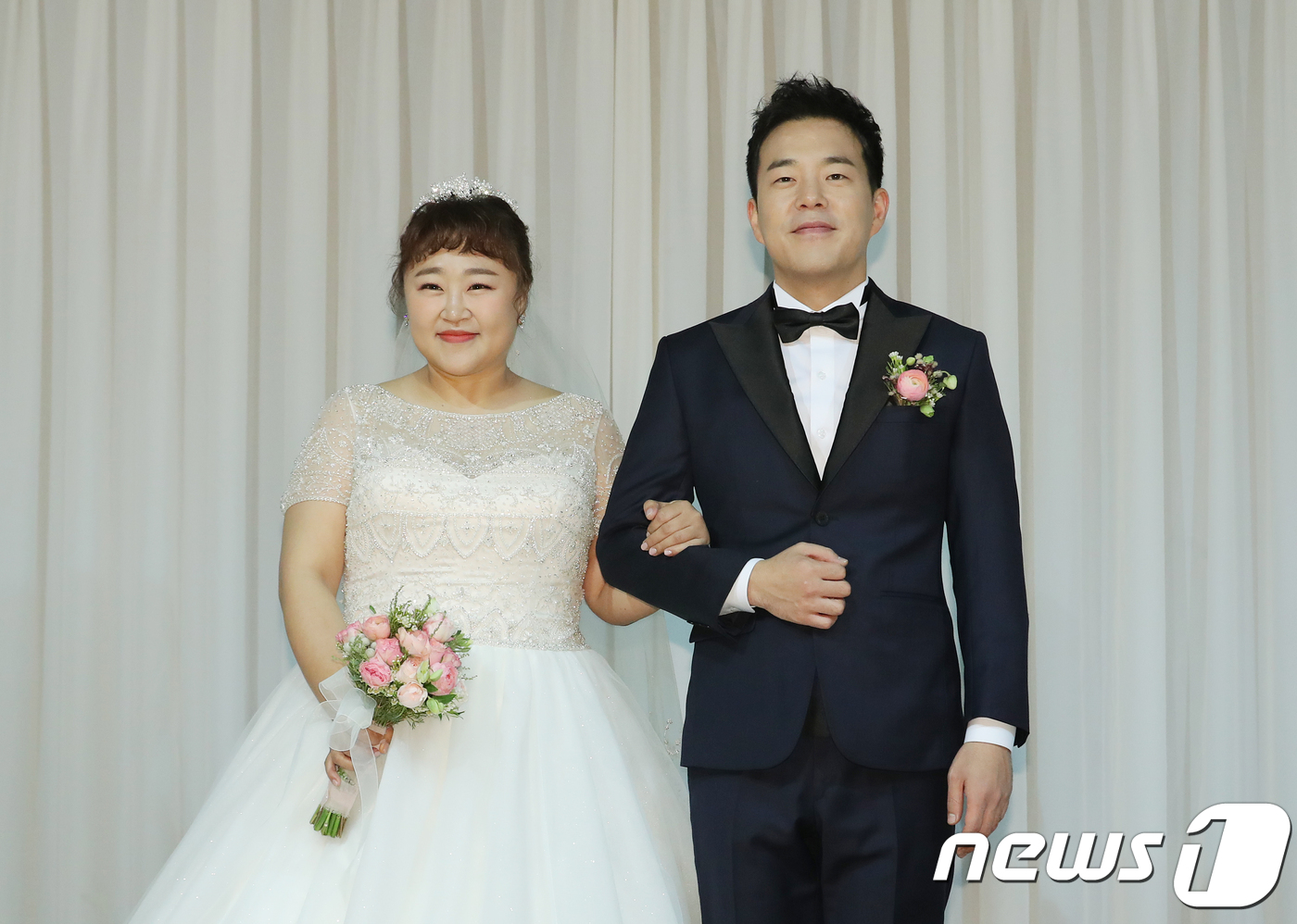 (서울=뉴스1) 이재명 기자 = 개그맨 홍윤화, 김민기가 17일 오후 서울 서초구 더 리버사이드 호텔에서 결혼식을 앞두고 포즈를 취하고 있다. 2018.11.17/뉴스1