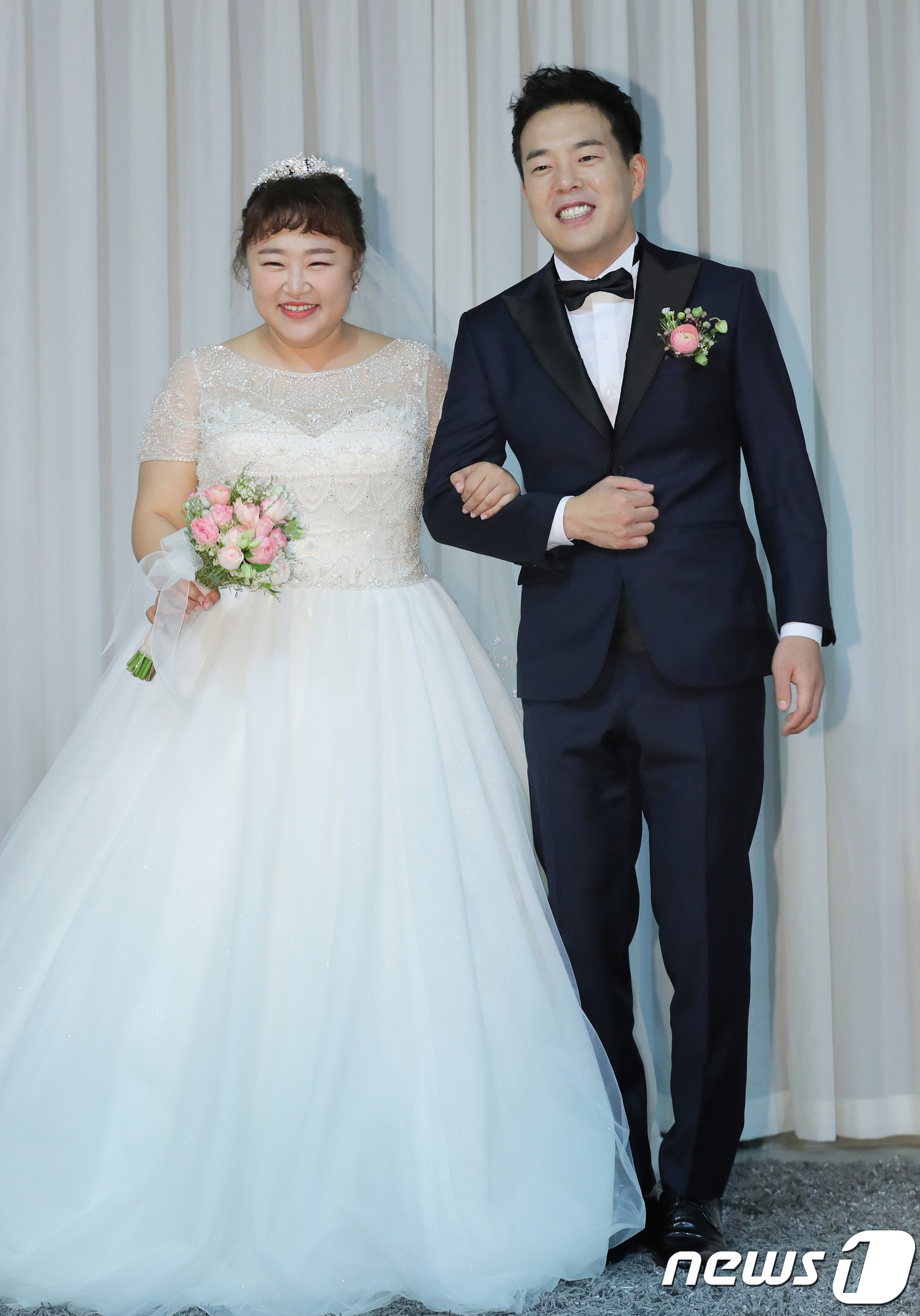 (서울=뉴스1) 이재명 기자 = 개그맨 홍윤화, 김민기가 17일 오후 서울 서초구 더 리버사이드 호텔에서 결혼식을 앞두고 포즈를 취하고 있다. 2018.11.17/뉴스1