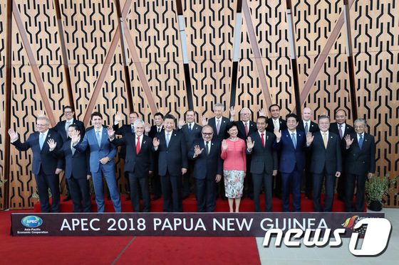 아시아·태평양경제협력체(APEC) 정상회의 참석한 각국 정상들이 기념촬영을 하고 있다.(청와대 제공)2018.11.18/뉴스1