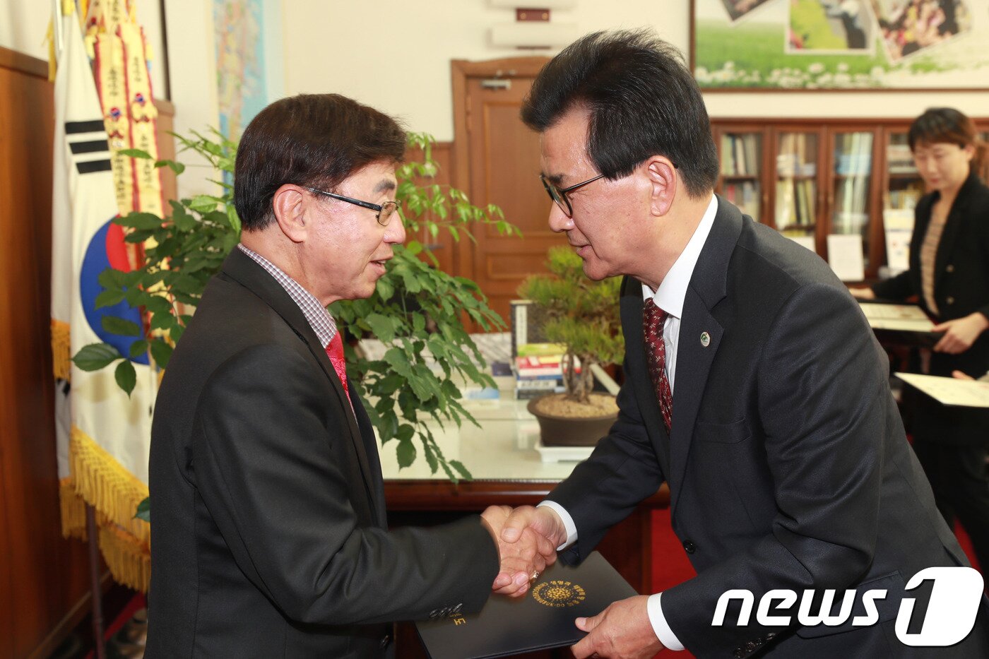본문 이미지 - 이시종 충북지사(오른쪽)가 19일 집무실에서 충북도 의정비심의위원으로 참여하는 유철웅 민간사회단체총연합회 회장에게 위촉장을 전달하고 있다.(충북도 제공) 2018.11.19/뉴스1ⓒ News1
