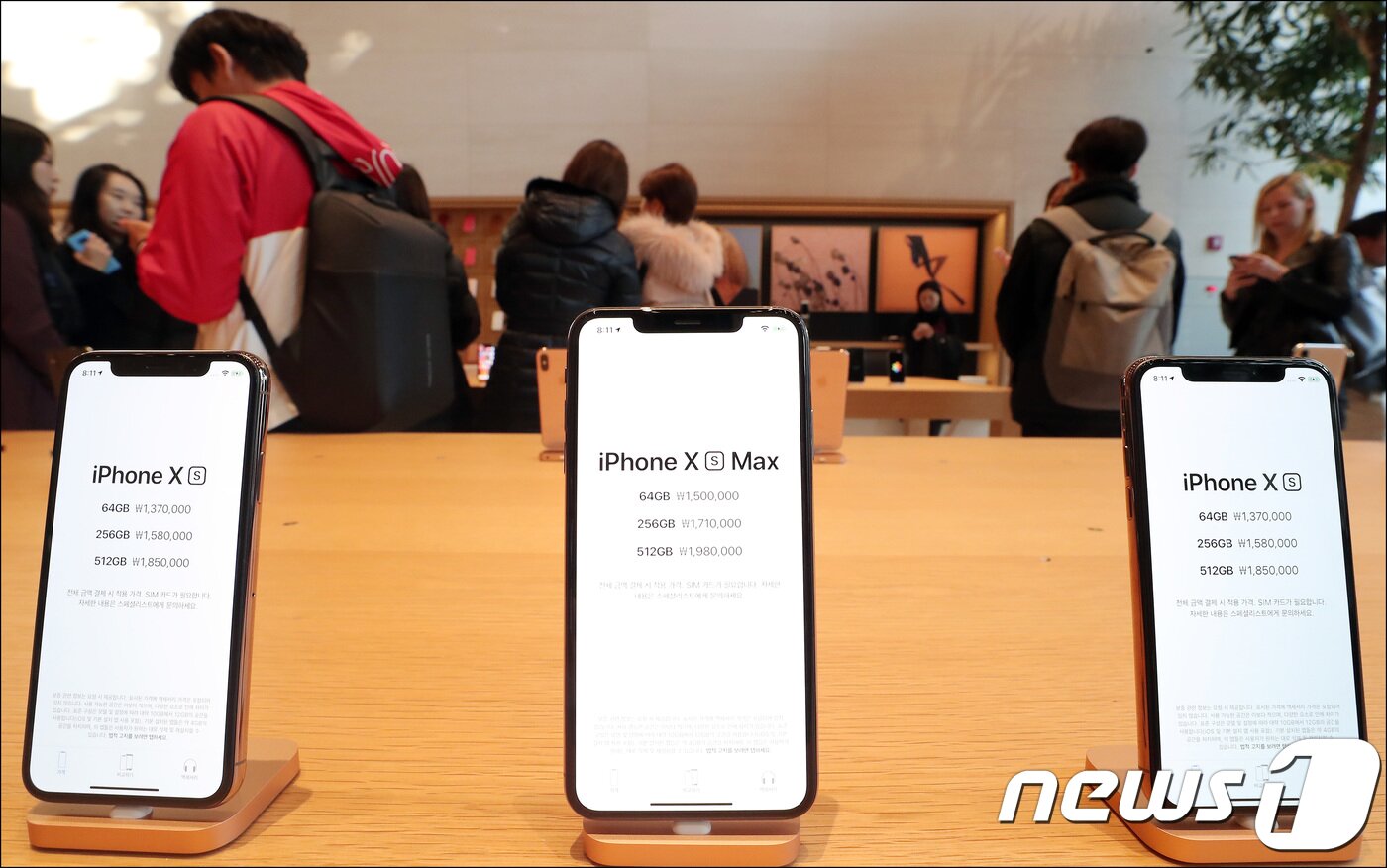 본문 이미지 - 애플 신제품 아이폰 Xs·Xs 맥스·아이폰 XR 등이 정식 출시된 2일 오전 서울 강남구 신사동 애플 가로수길 매장에서 구매자들이 제품을 둘러보고 있다./뉴스1
