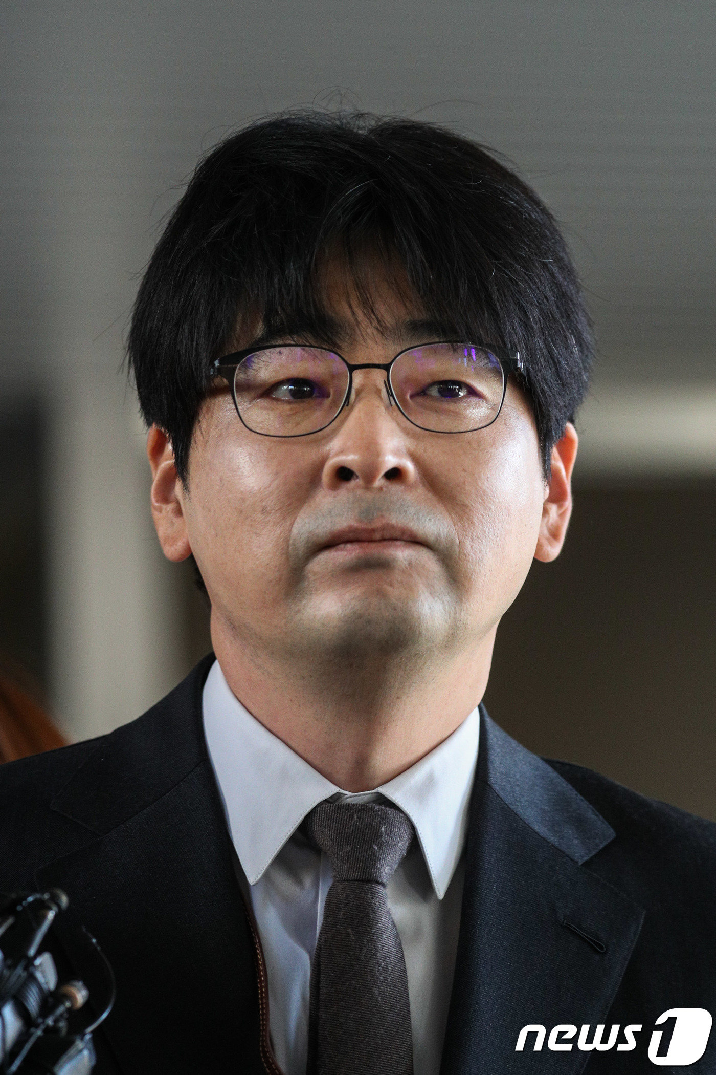 (서울=뉴스1) 성동훈 기자 = 제19대 대통령선거에서 불법 선거운동을 한 혐의로 기소된 탁현민 청와대 행정관이 2일 오전 서초동 서울고등법원에서 열린 2심 선고 재판을 마친 뒤 …