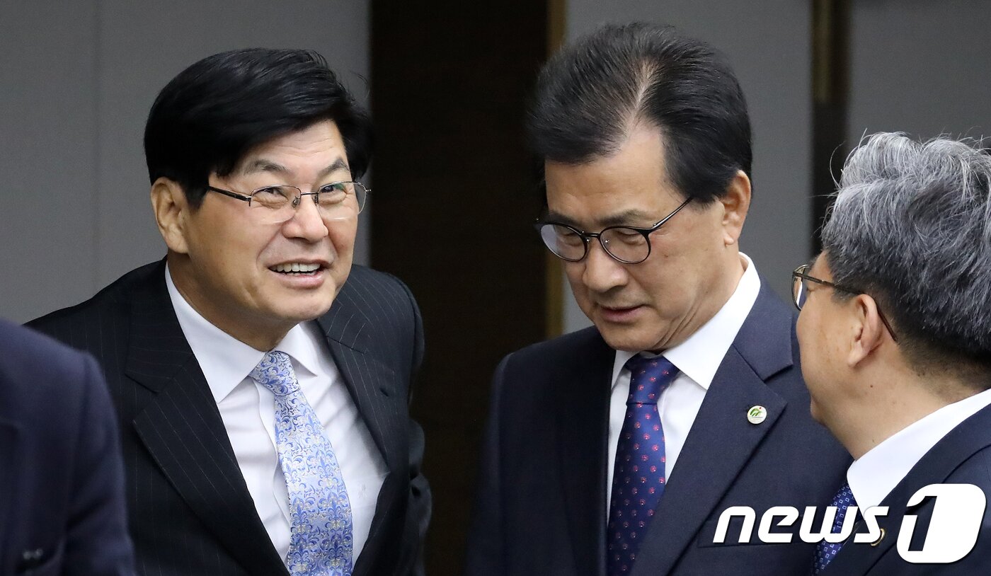 본문 이미지 - 이시종 충북지사(왼쪽 두번째)와 이춘희(왼쪽) 세종시장이 2일 정부세종청사 대회의실에서 열린 세종시지원위원회에 참석하고 있다. 충북도와 세종시는 KTX 세종역 신설 여부를 놓고 불편한 관계를 유지중이다. 2018.11.2/뉴스1 ⓒ News1 장수영 기자