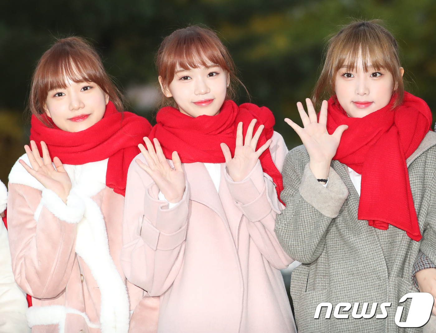 (서울=뉴스1) 권현진 기자 = 아이즈원(IZ*ONE) 조유리(왼쪽부터), 김채원, 최예나가 2일 오전 서울 여의도 KBS 신관 공개홀에서 열린 KBS2 '뮤직뱅크'(뮤뱅) 리허설 …