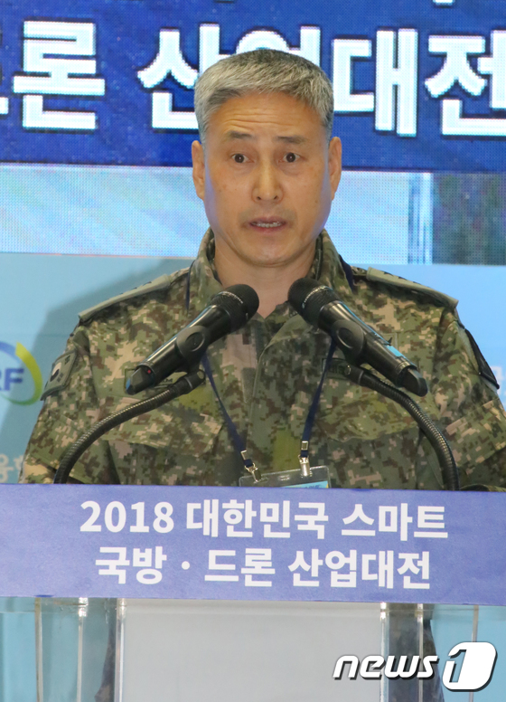 스마트  국방·드론 산업대전서 축사하는 김용우 육군참모총장