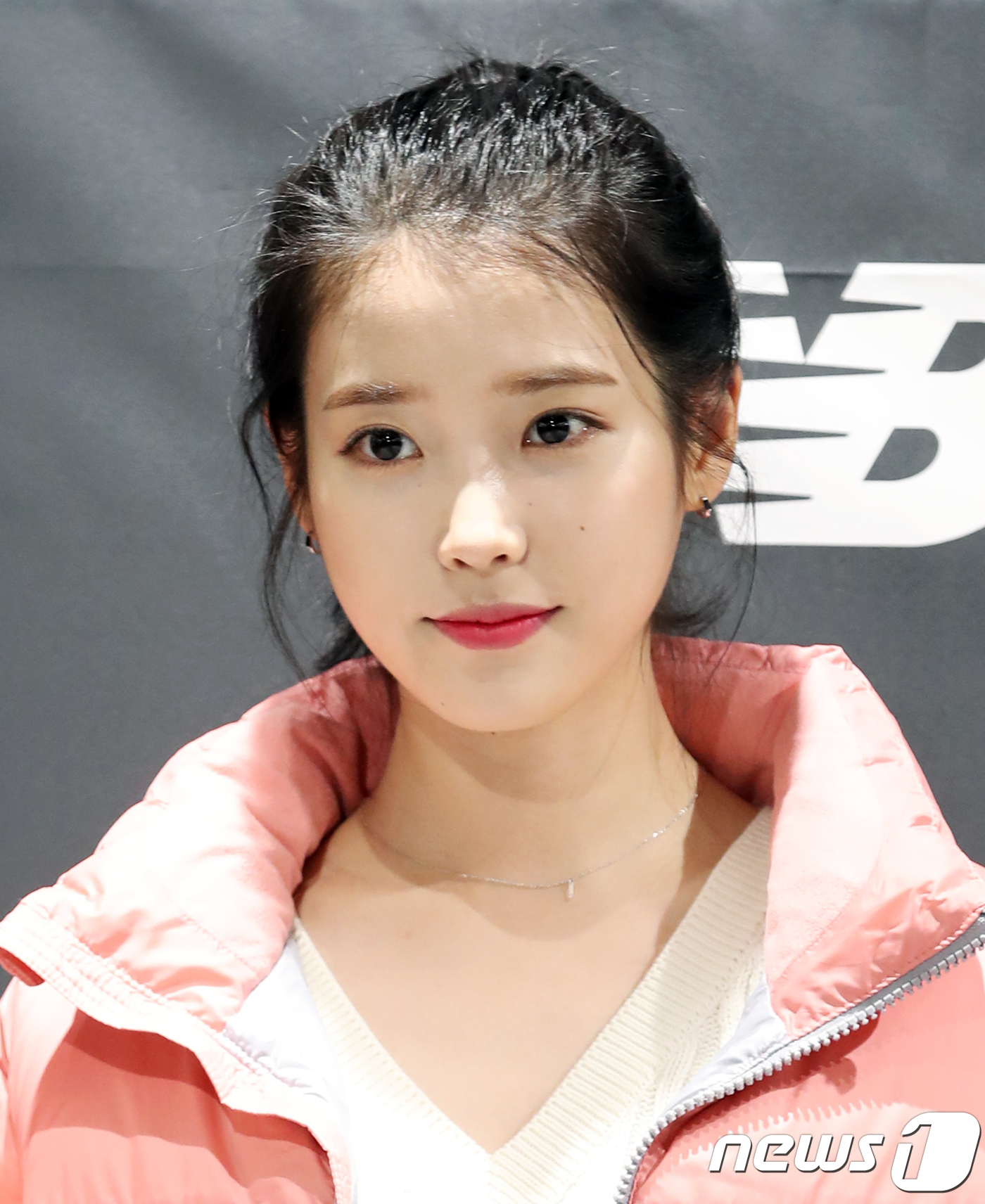 (서울=뉴스1) 권현진 기자 = 가수 아이유가 2일 오후 서울 홍대 플래그십 스토어에서 열린 한 스포츠 브랜드' 팬 밋 업(Fan Meet UP)' 행사에 참석해 포즈를 취하고 있 …