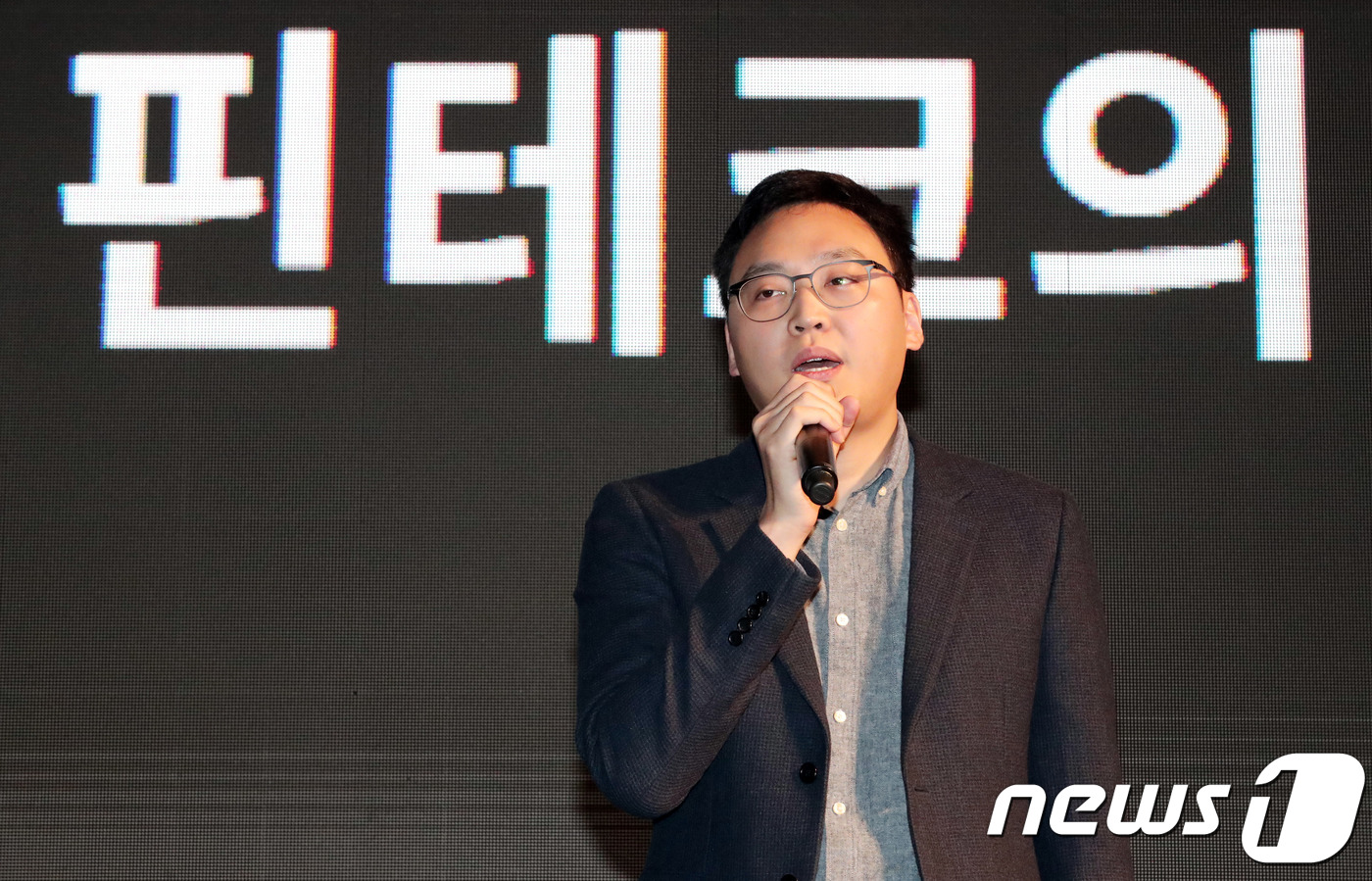 (서울=뉴스1) 이재명 기자 = 이승건 토스 대표가 20일 오전 서울 영등포구 콘래드호텔에서 열린 '2018 핀테크 컨퍼런스'에서 토스가 열어가는 한국 핀테크의 미래를 주제로 기조 …