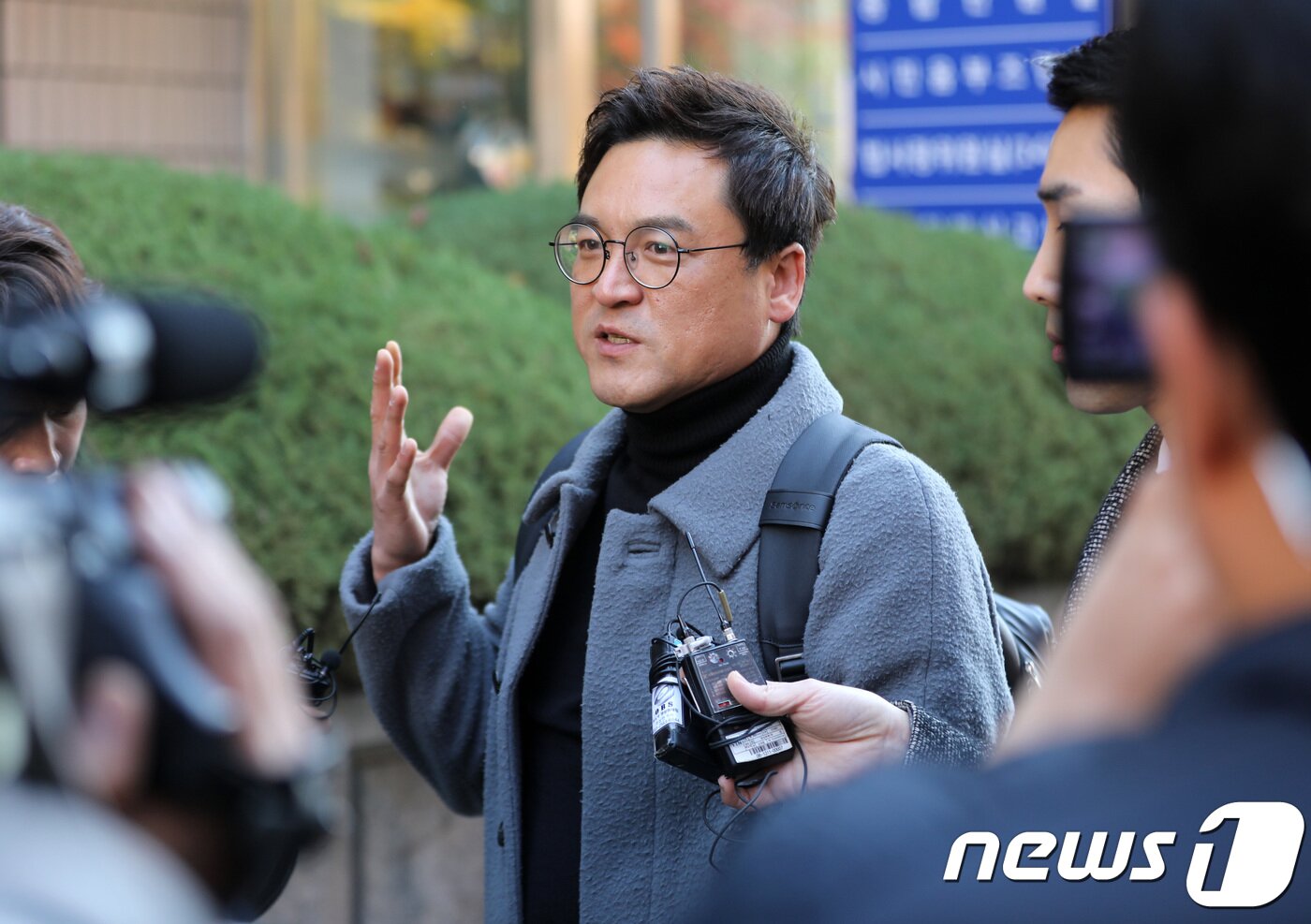 본문 이미지 - '혜경궁 김씨' 트위터 계정(@08__hkkim) 소유주로 이재명 경기도지사의 부인 김혜경 씨를 지목해 고발한 이정렬 변호사가 20일 오후 경기도 수원시 영통구 수원지방검찰청에 '혜경궁 김씨' 사건을 수사한 경찰의 직무유기 의혹을 제기하며 사건을 담당했던 경찰을 고발한 것과 관련 고발 대리인 자격으로 조사를 받기 위해 이동하며 취재진 질문에 답하고 있다. 2018.11.20/뉴스1 ⓒ News1 오장환 기자