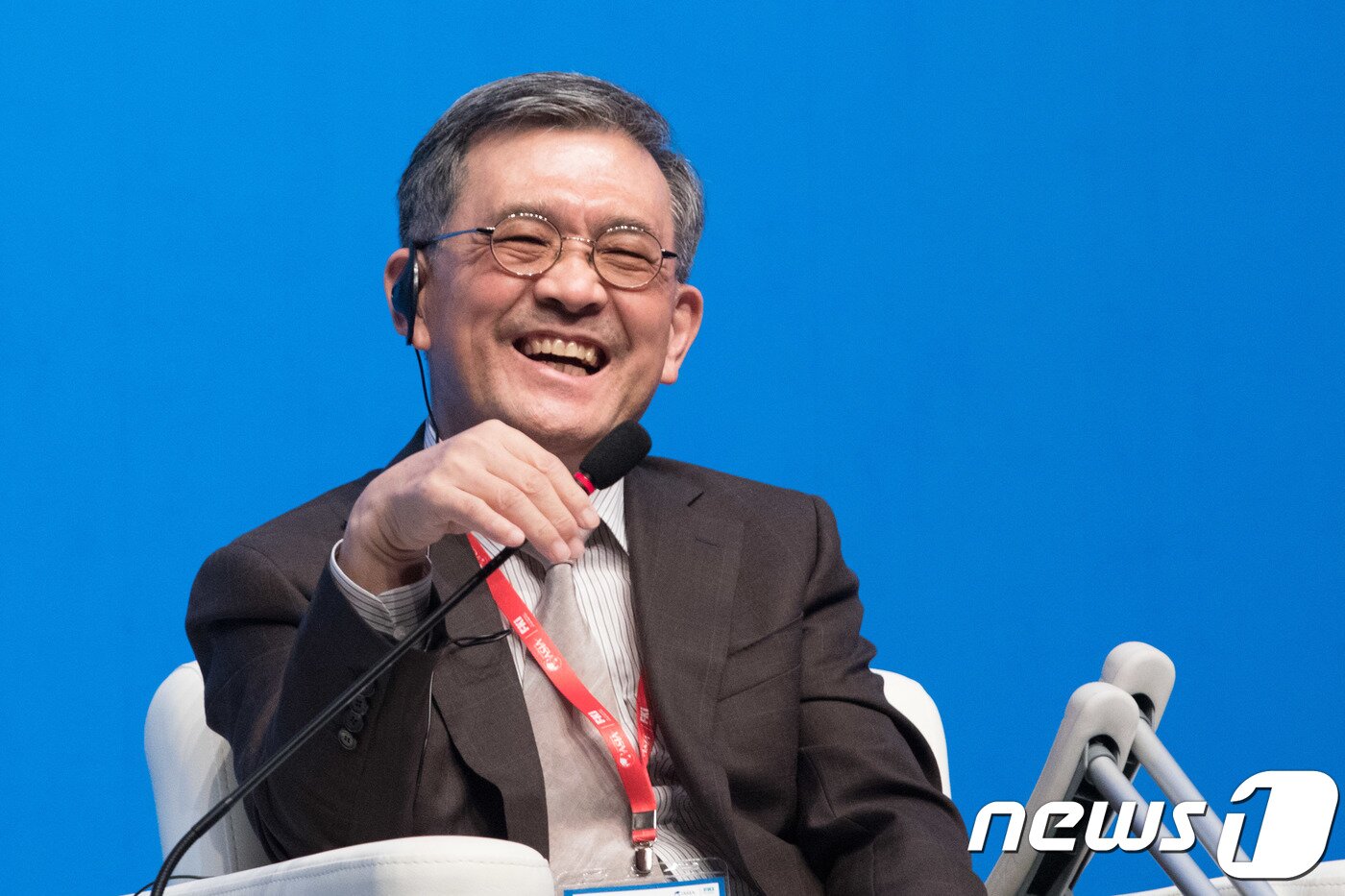 본문 이미지 - 권오현 삼성전자 종합기술원 회장이 20일 서울 중구 신라호텔에서 열린 보아오포럼 2018 서울회의 개막식에서 주제발표를 하던 중 웃고 있다. 2018.11.20/뉴스1 ⓒ News1 성동훈 기자