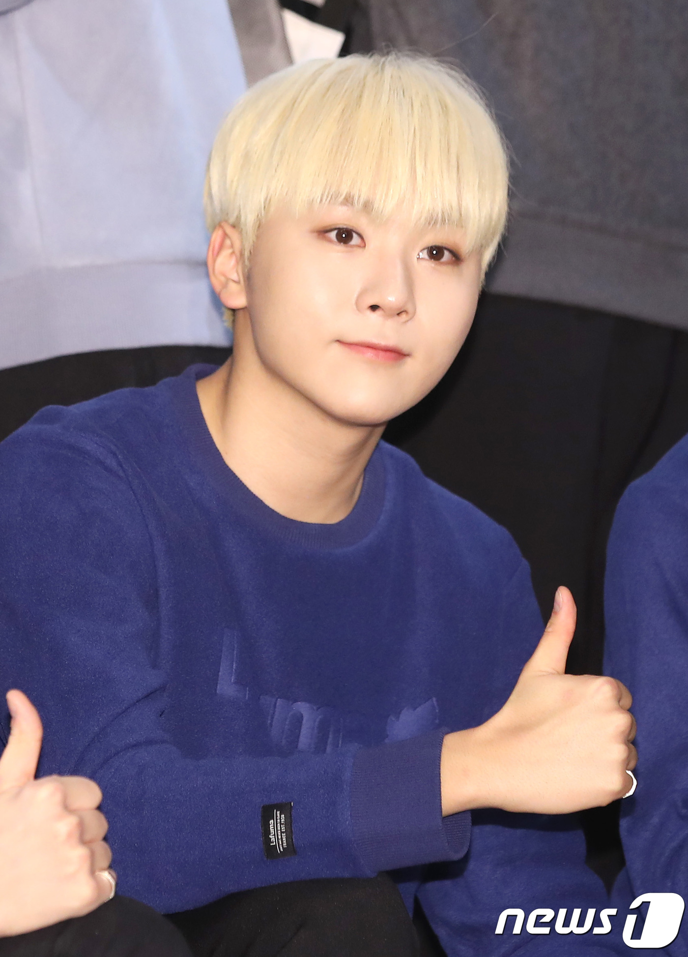 (서울=뉴스1) 권현진 기자 = 세븐틴 승관이 20일 오후 서울 신사동 LF에서 열린 한 아웃도어 브랜드 팬사인회에 참석해 포즈를 취하고 있다. 2018.11.20/뉴스1