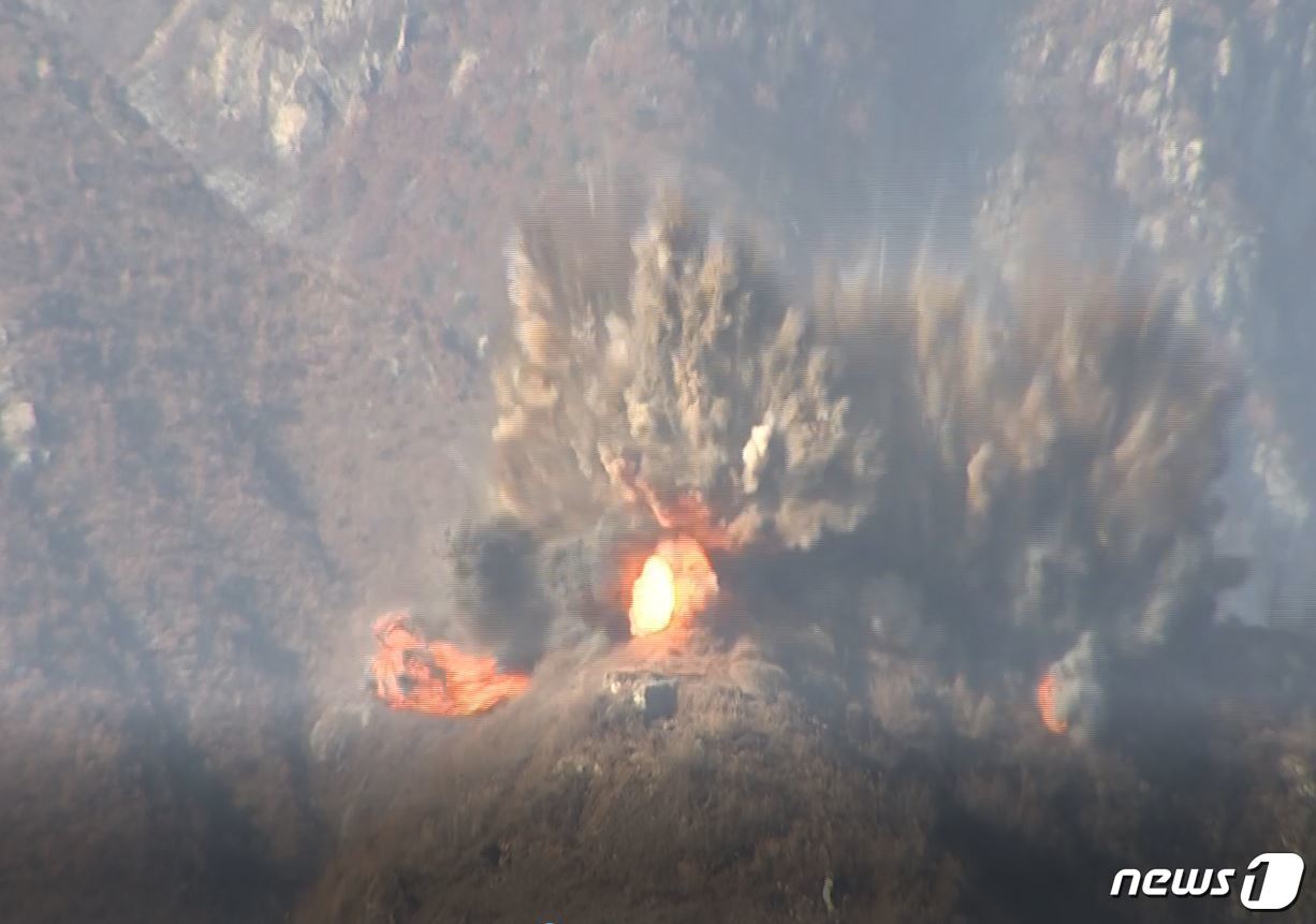 본문 이미지 - 20일 오후 중부전선에서 북한측 GP 폭파가 이뤄지고 있다. 국방부는 북측이 이날 오후 3시께 시범적으로 철수하기로 한 감시초소(GP) 10개소를 폭파 방식으로 파괴했다고 전했다. (국방부 영상 캡처) 2018.11.20/뉴스1