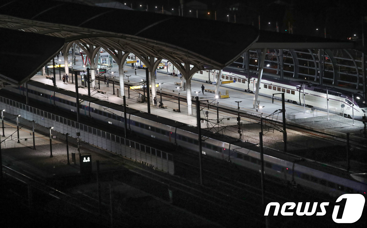(청주=뉴스1) 김용빈 기자 = 20일 오후 충북 청주시 KTX오송역에서 전차선로에 전기공급이 끊기면서 상‧하행선 열차 운행이 중단됐다. 선로에 진주발 서울행 KTX 열차가 멈춰 …