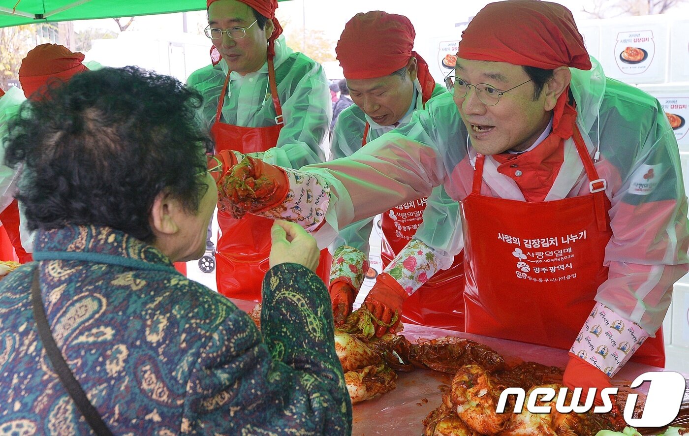 본문 이미지 - 이용섭 광주시장이 21일 광주 국립아시아문화전당에서 열린 사랑의 김장김치 나누기 행사에서 한 어르신에게 직접 담근 김치를 먹여주고 있다. 2018.11.21/뉴스1 ⓒ News1 허단비 기자