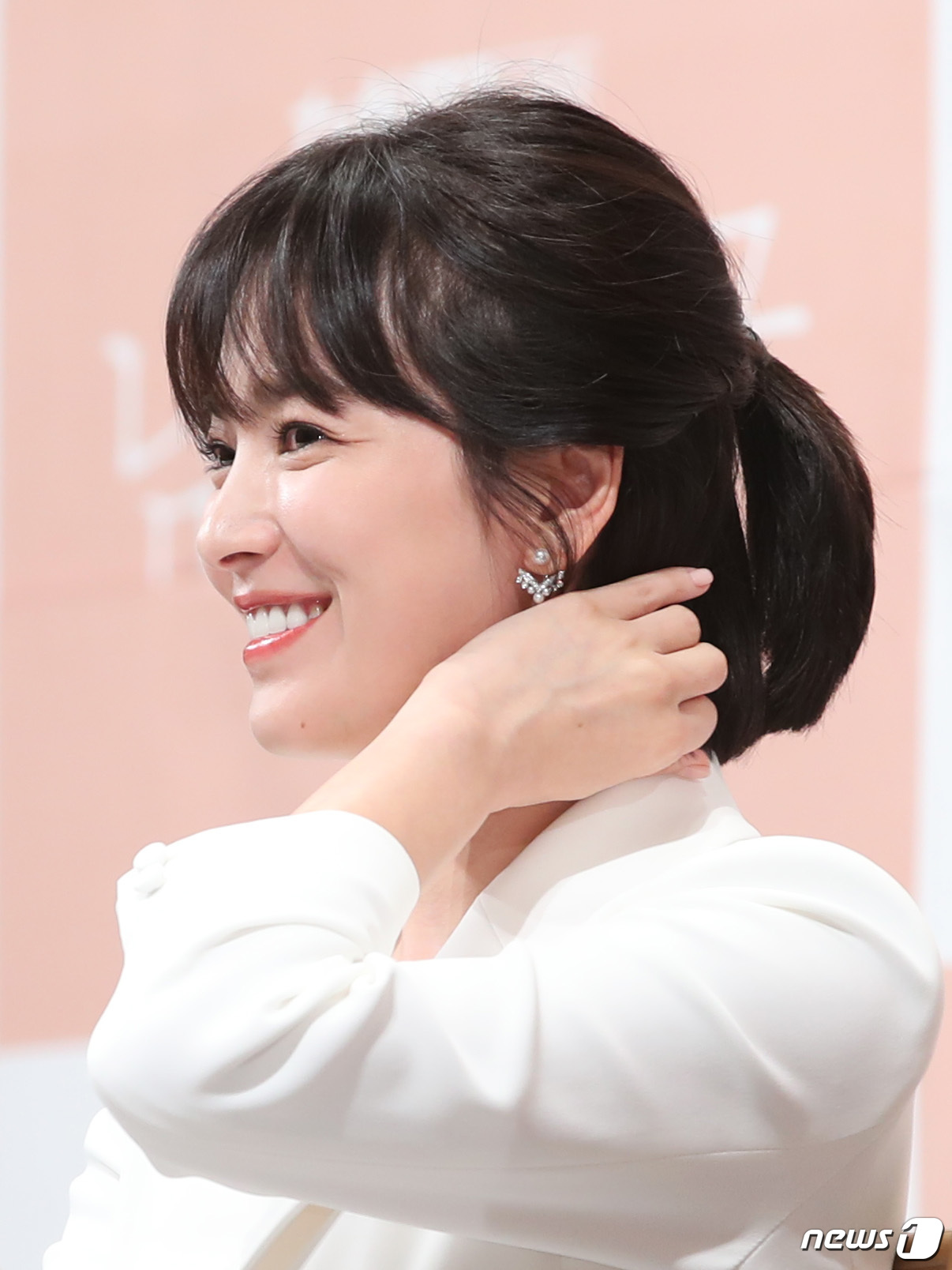 (서울=뉴스1) 권현진 기자 = 배우 송혜교가 21일 서울시 강남구 임피리얼펠리스에서 열린 tvN 새 수목드라마 ‘남자친구’ 제작발표회에 참석해 미소를 짓고 있다.‘남자친구’는 한 …