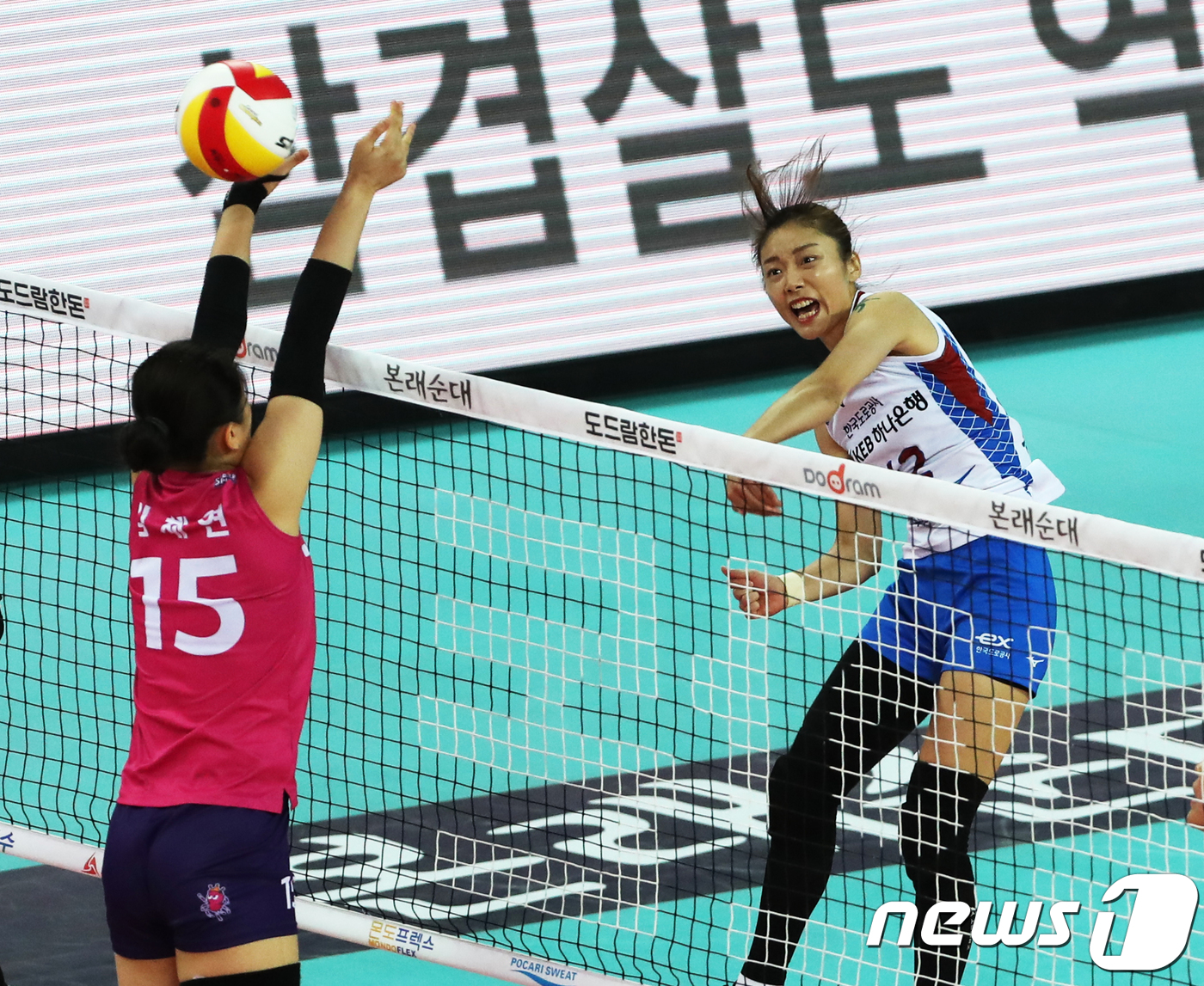 (인천=뉴스1) 정진욱 기자 = 21일 오후 인천계양체육관에서 열린 '2018-2019 V리그 여자프로배구' 흥국생명과 한국도로공사의 경기에서 한국도로공사 문정원 선수가 공격을 하 …