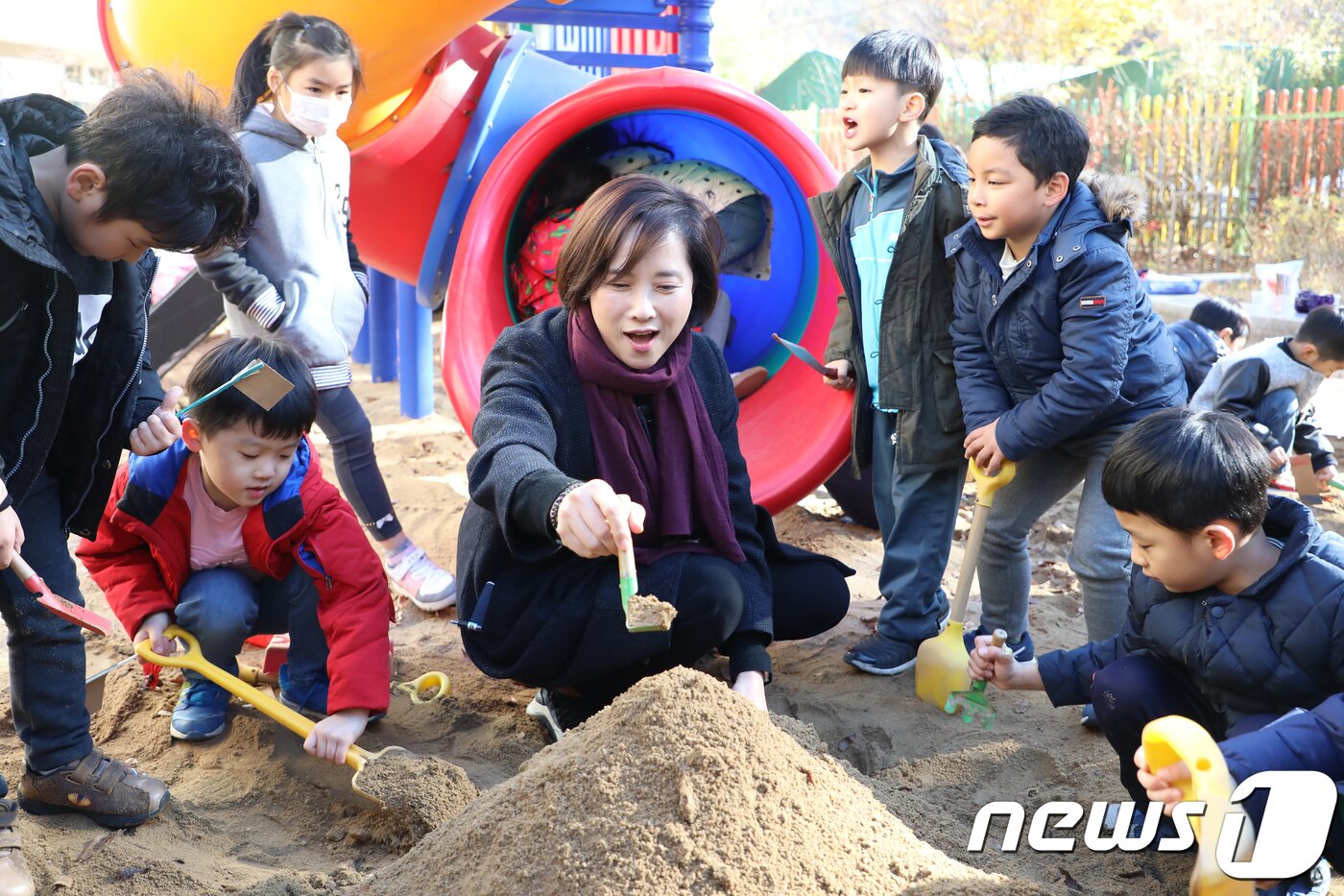 본문 이미지 - 유은혜 사회부총리 겸 교육부 장관이 22일 오전 대구 수성구 황금유치원을 방문해 놀이터에서 어린이들과 함께 모래로 흙장난을 하고 있다. 2018.11.22/뉴스1 ⓒ News1 공정식 기자