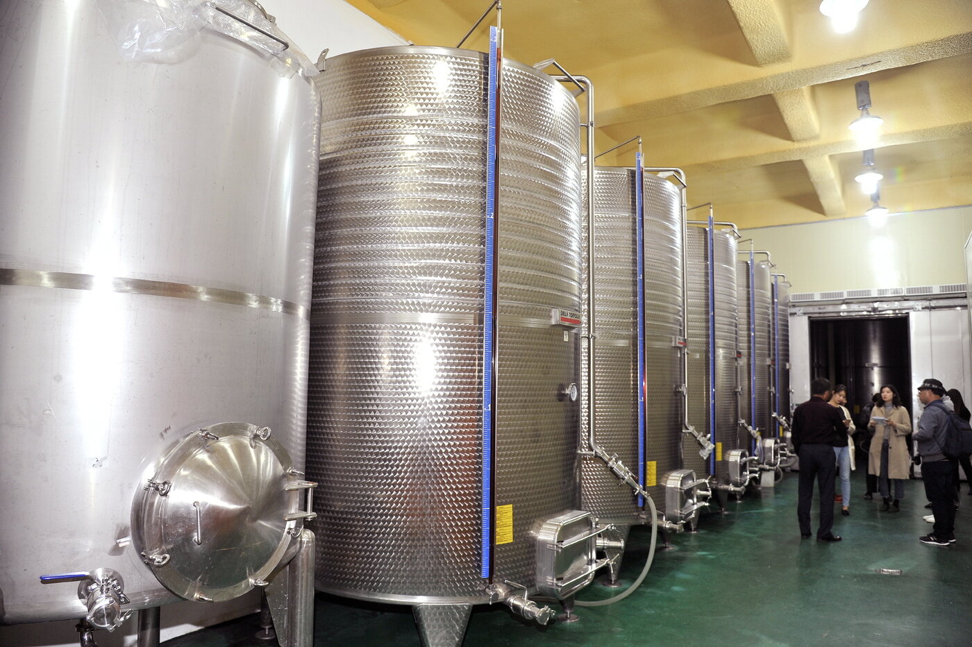 본문 이미지 - 그랑꼬또의 와이너리 투어를 참가한 참여객들의 모습. 해당 와인 보관 탱크의 양은 10t 정도다ⓒ News1