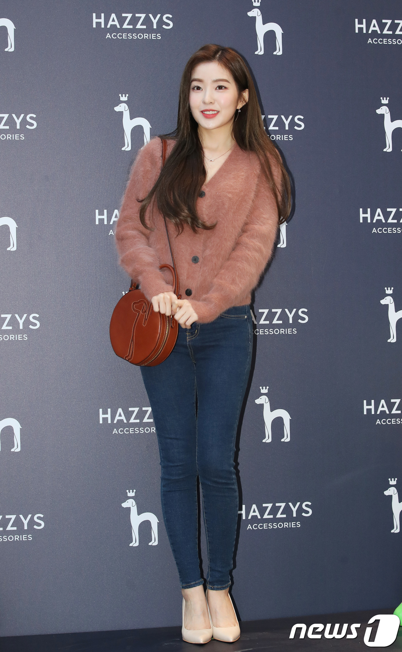 (서울=뉴스1) 권현진 기자 = 레드벨벳 아이린이 22일 오후 서울 명동 헤지스 플래그십스토어에서 열린 오픈 기념 행사에 참석해 포즈를 취하고 있다. 2018.11.22/뉴스1