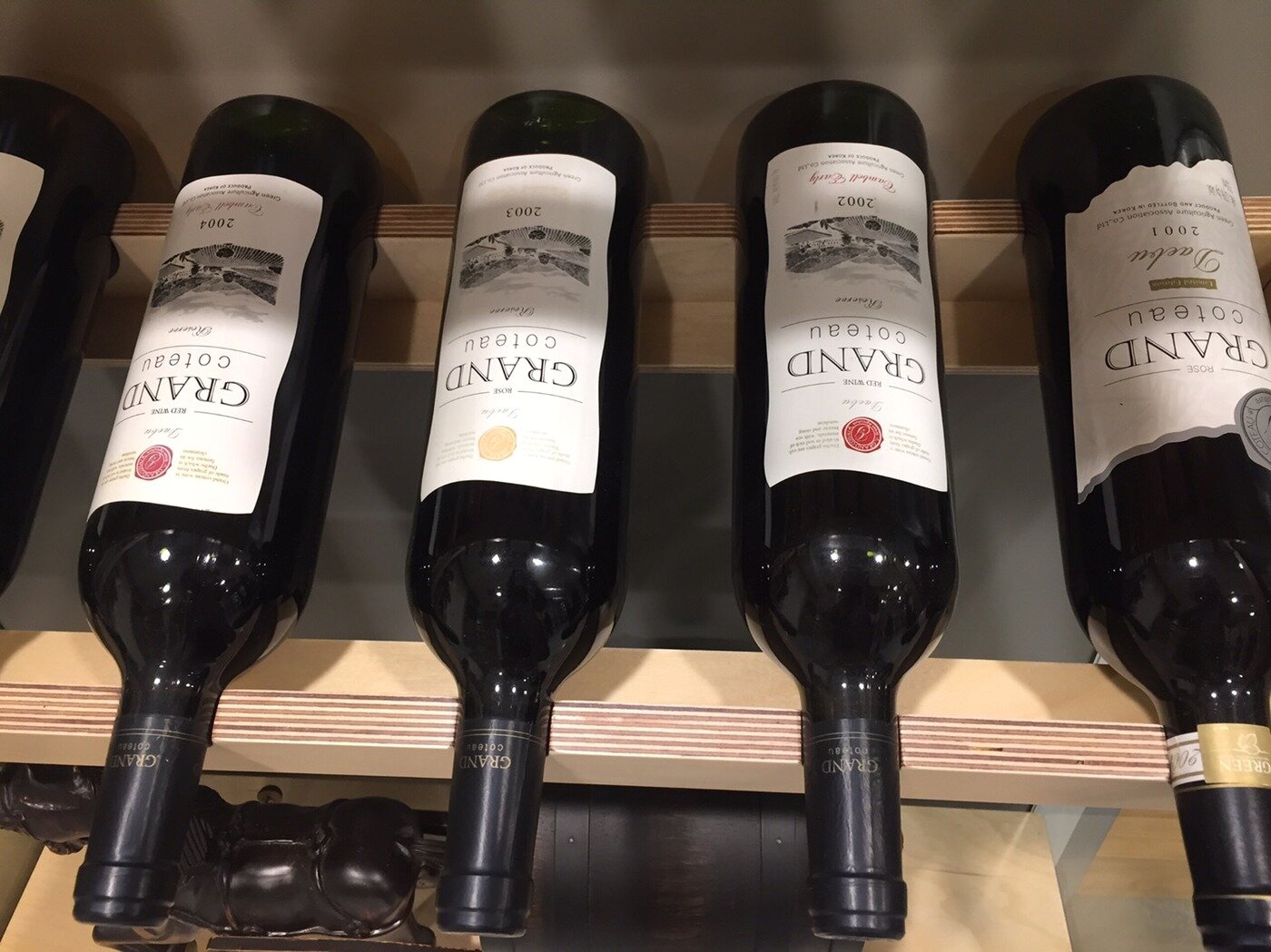 본문 이미지 - 대부도의 포도밭이 그려진 그랑꼬또의 와인ⓒ News1