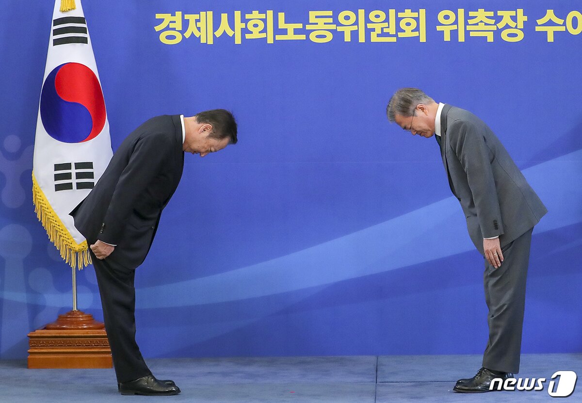 본문 이미지 - 문재인 대통령이 2018년 11월22일 오후 청와대에서 열린 경제사회노동위원회(경사노위) 위촉장 수여식에서 박용만 대한상의 회장에게 위촉장을 수여한 후 인사하고 있다. (청와대 제공) 2018.11.22/뉴스1