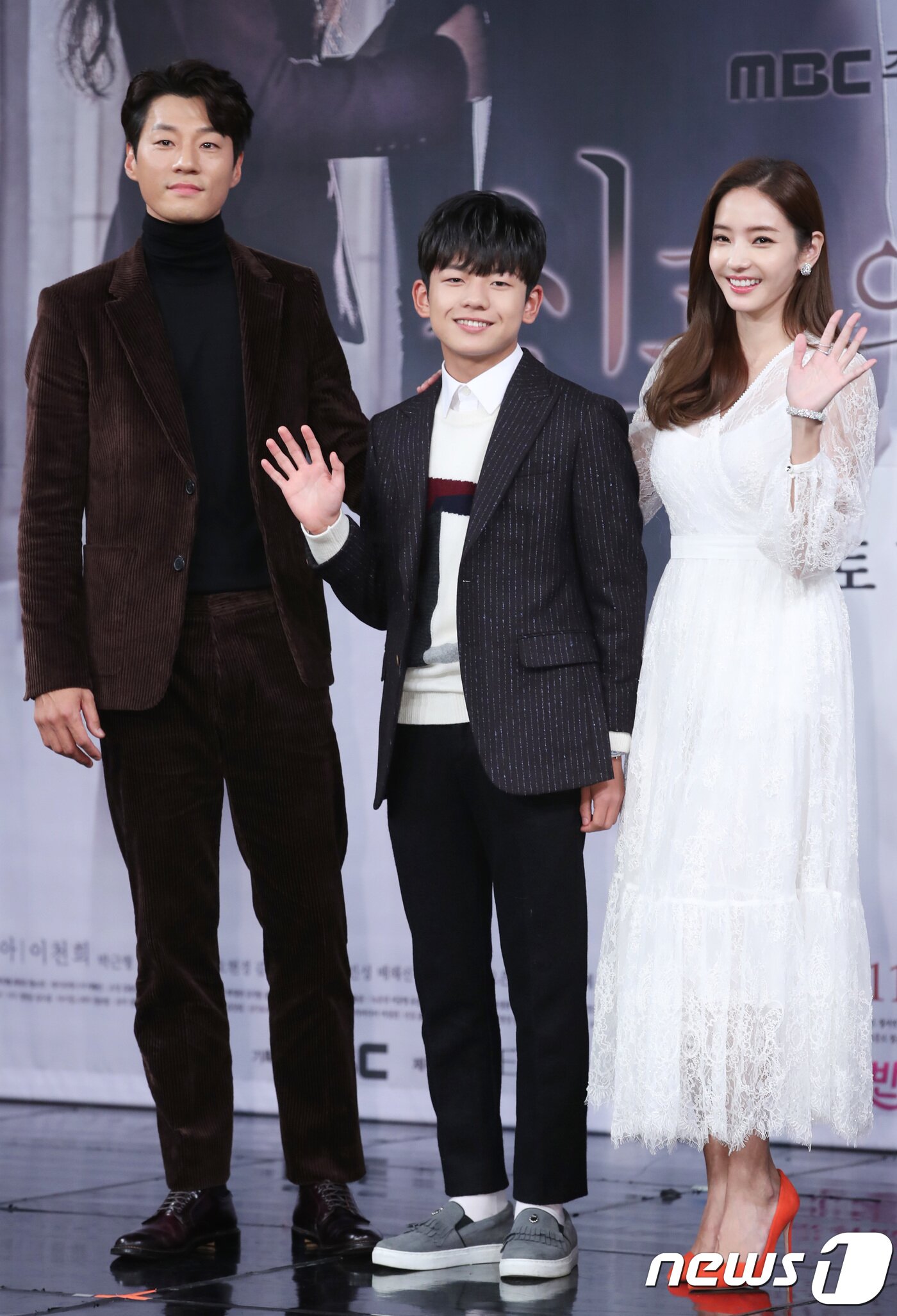 본문 이미지 - 배우 이천희(왼쪽부터), 왕석현, 한채영이 23일 오후 서울 마포구 상암MBC신사옥에서 열린 MBC 새 주말드라마 '신과의 약속' 제작발표회에 참석해 포즈를 취하고 있다. 2018.11.23/뉴스1 ⓒ News1 권현진 기자