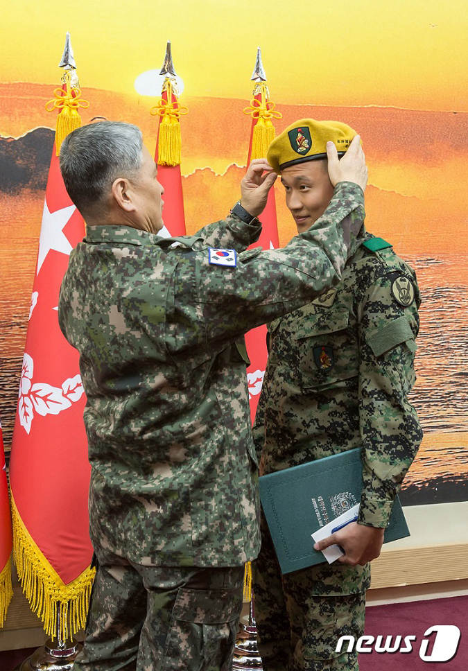 (서울=뉴스1) = 23일 충남 계룡대 무궁화회관에서 열린 '최정예 300전투원'(300워리어) 시상식에서 김용우 육군참모총장(왼쪽)이 300워리어에 선발된 장병에게 상장·휘장 수 …