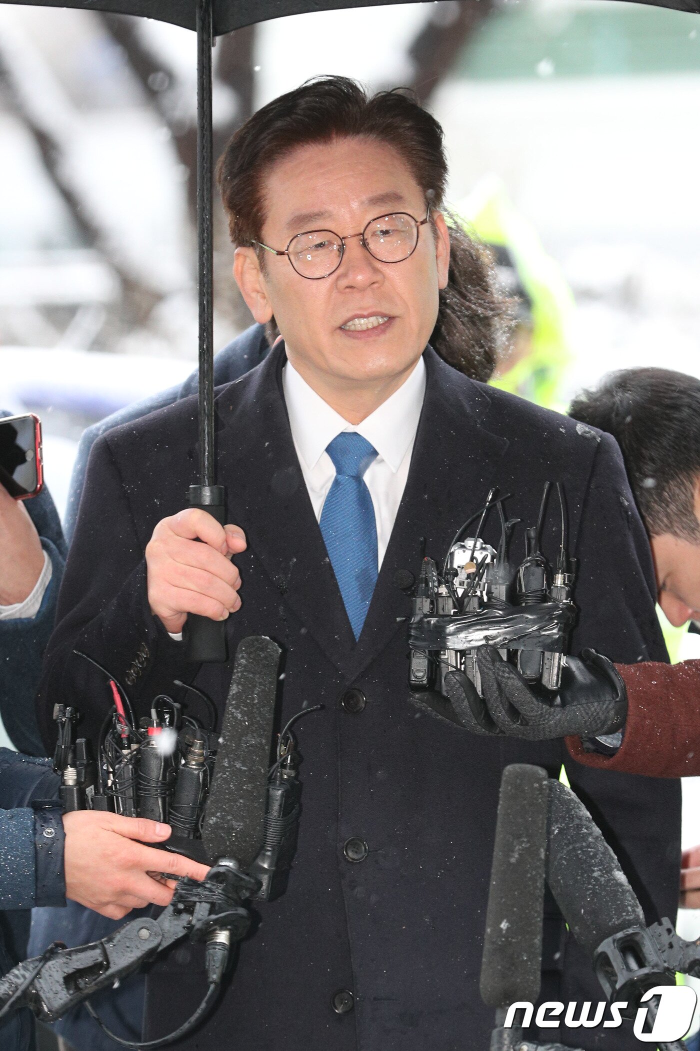 본문 이미지 - 이재명 경기도지사가 24일 오전 경기도 성남시 수원지방검찰청 성남지청에 피의자 신분으로 출석해 취재진들의 질문에 답하고 있다. 이 지사는 성남시장이던 지난 2012년 당시 보건소장 등 시 소속 공무원들에게 친형에 대한 강제입원을 지시하는 등 혐의를 받고 있다. 2018.11.24/뉴스1 ⓒ News1 성동훈 기자