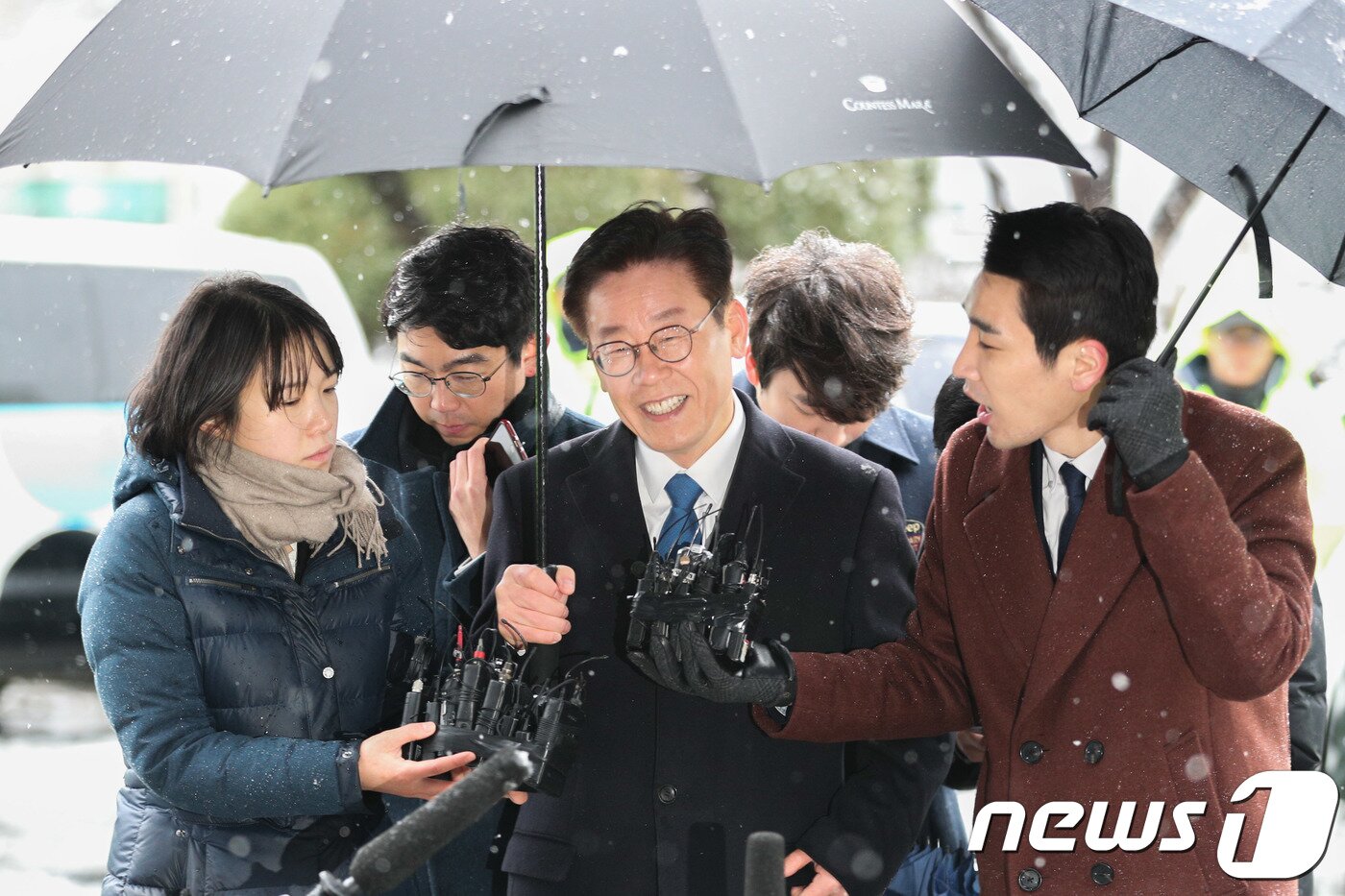 본문 이미지 - 이재명 경기도지사가 24일 오전 경기도 성남시 수원지방검찰청 성남지청에 피의자 신분으로 출석하던 중 취재진들의 질문에 답하고 있다.ⓒ News1 성동훈 기자