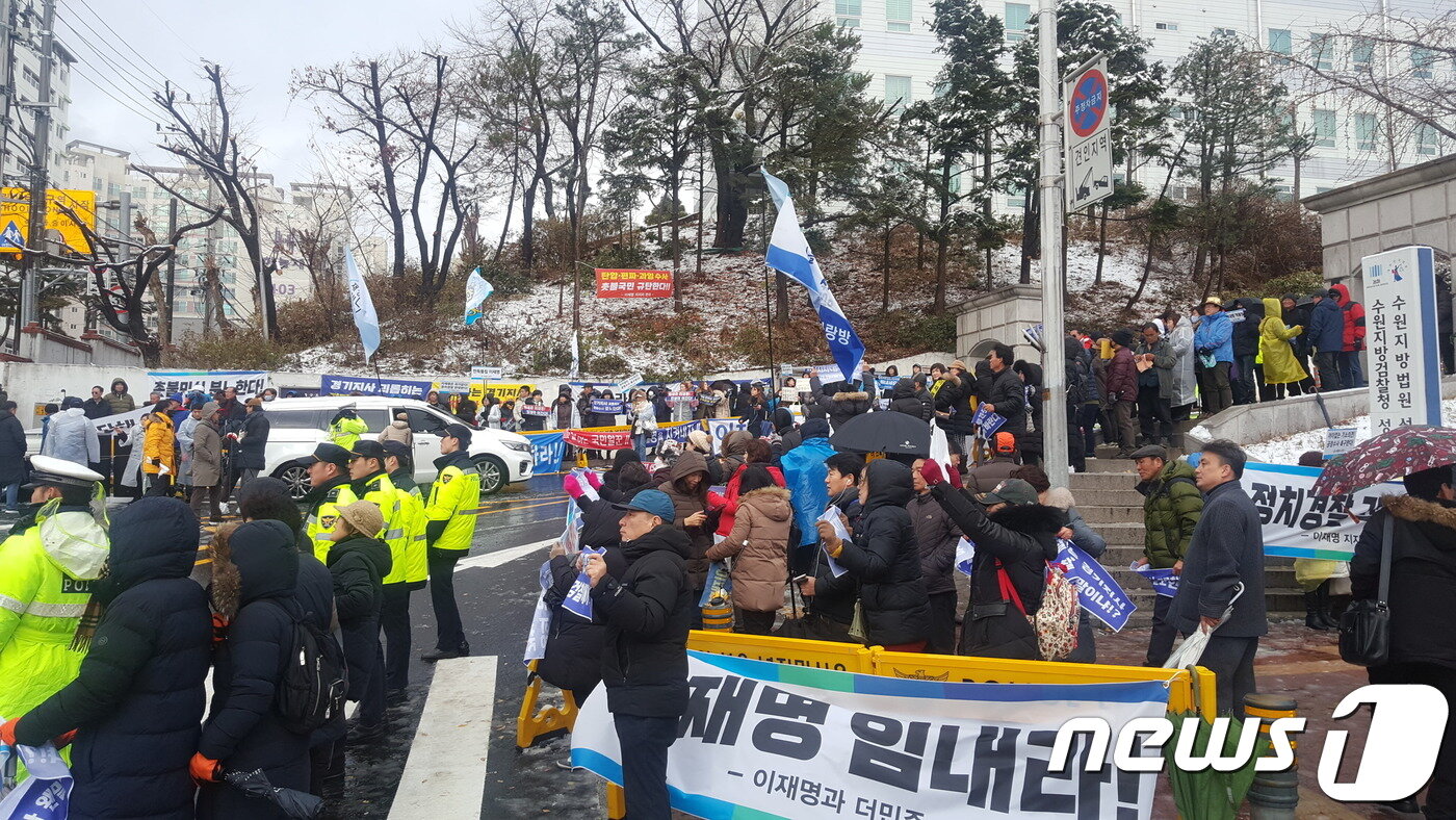 본문 이미지 - 이재명 지사를 지지하는 단체와 규탄하는 단체들이 수원지검 성남지청 앞에서 집회를 열고 있다. ⓒ News1