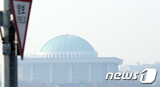 안개와 미세먼지로 뿌옇게 보이는 국회의사당. © News1 김명섭 기자