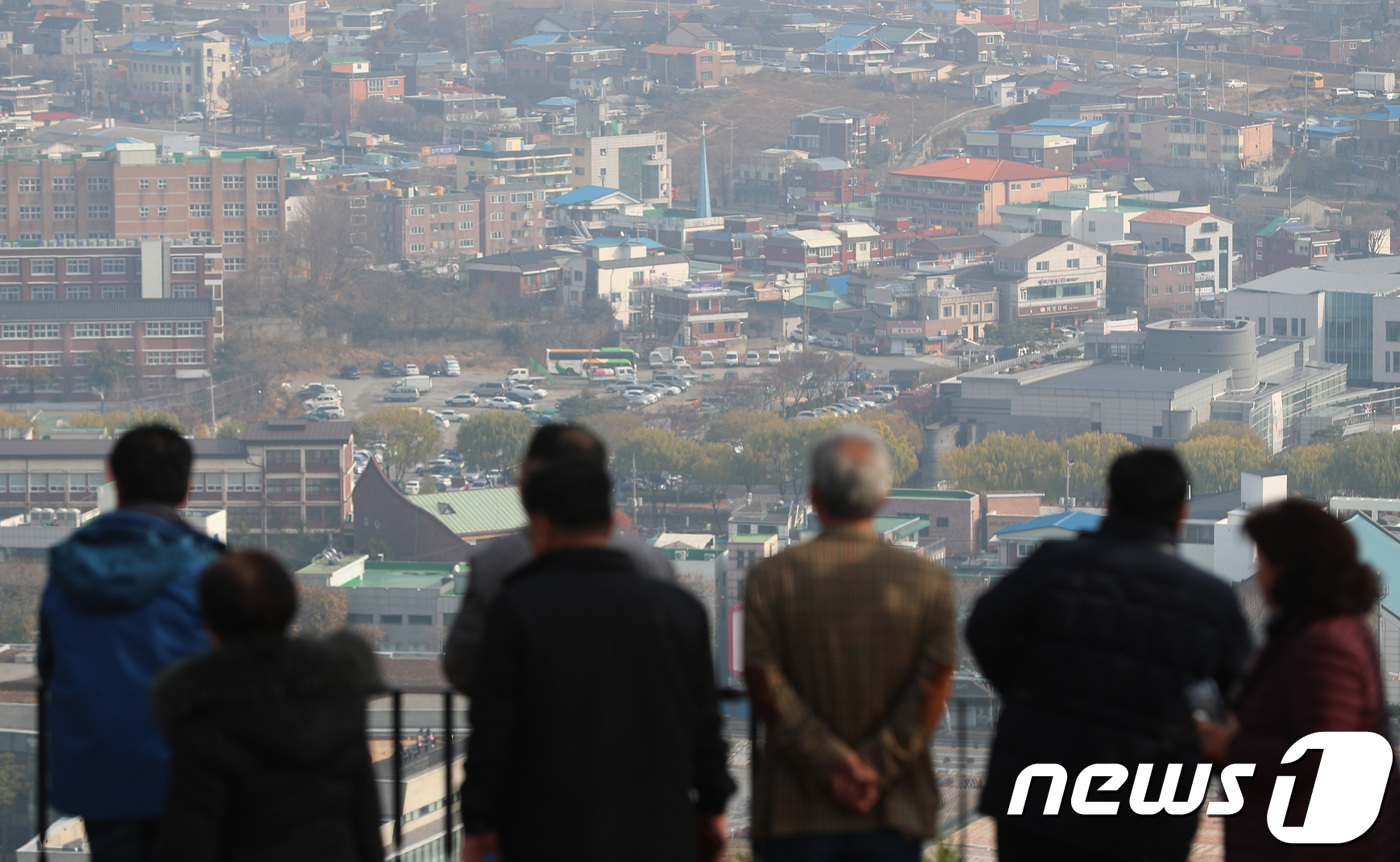 (수원=뉴스1) 오장환 기자 = 전국 대부분 지역에 초미세먼지농도가 '나쁨' 상태를 보인 25일 오전 경기도 수원시 서장대에서 바라본 수원 도심이 초미세먼지로 인해 뿌옇게 보이고 …